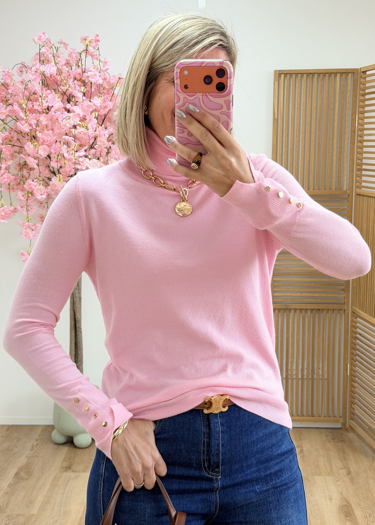 Pull col roulé à boutons dorés aux manches