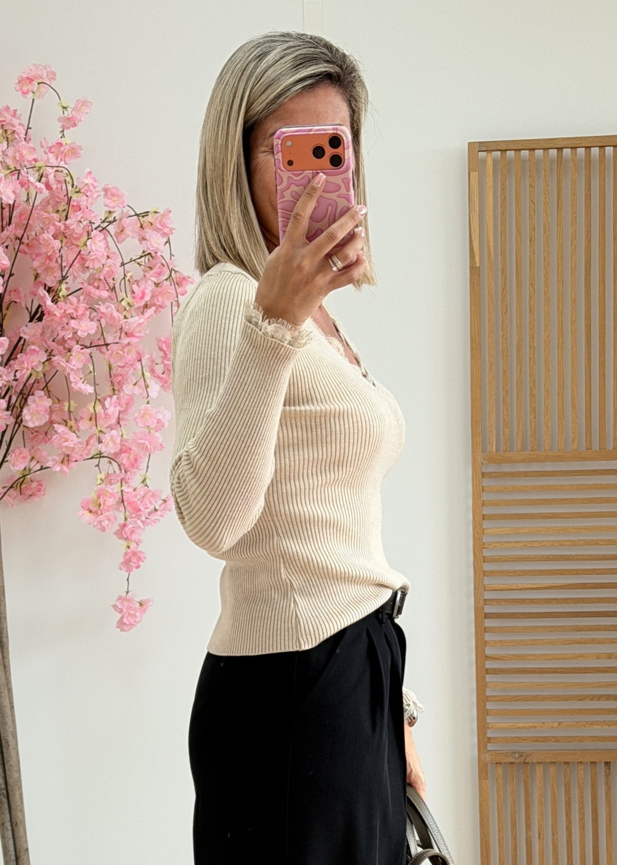 Pull ajusté col dentelle beige