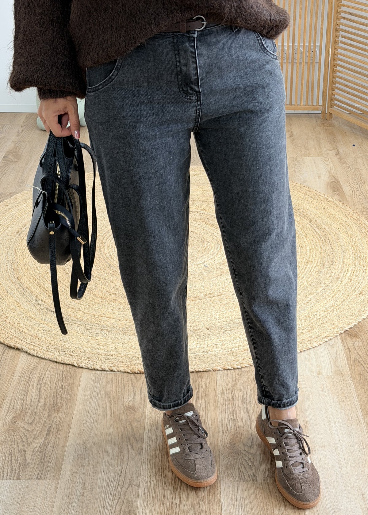 Jean ceinturé gris coupe mom