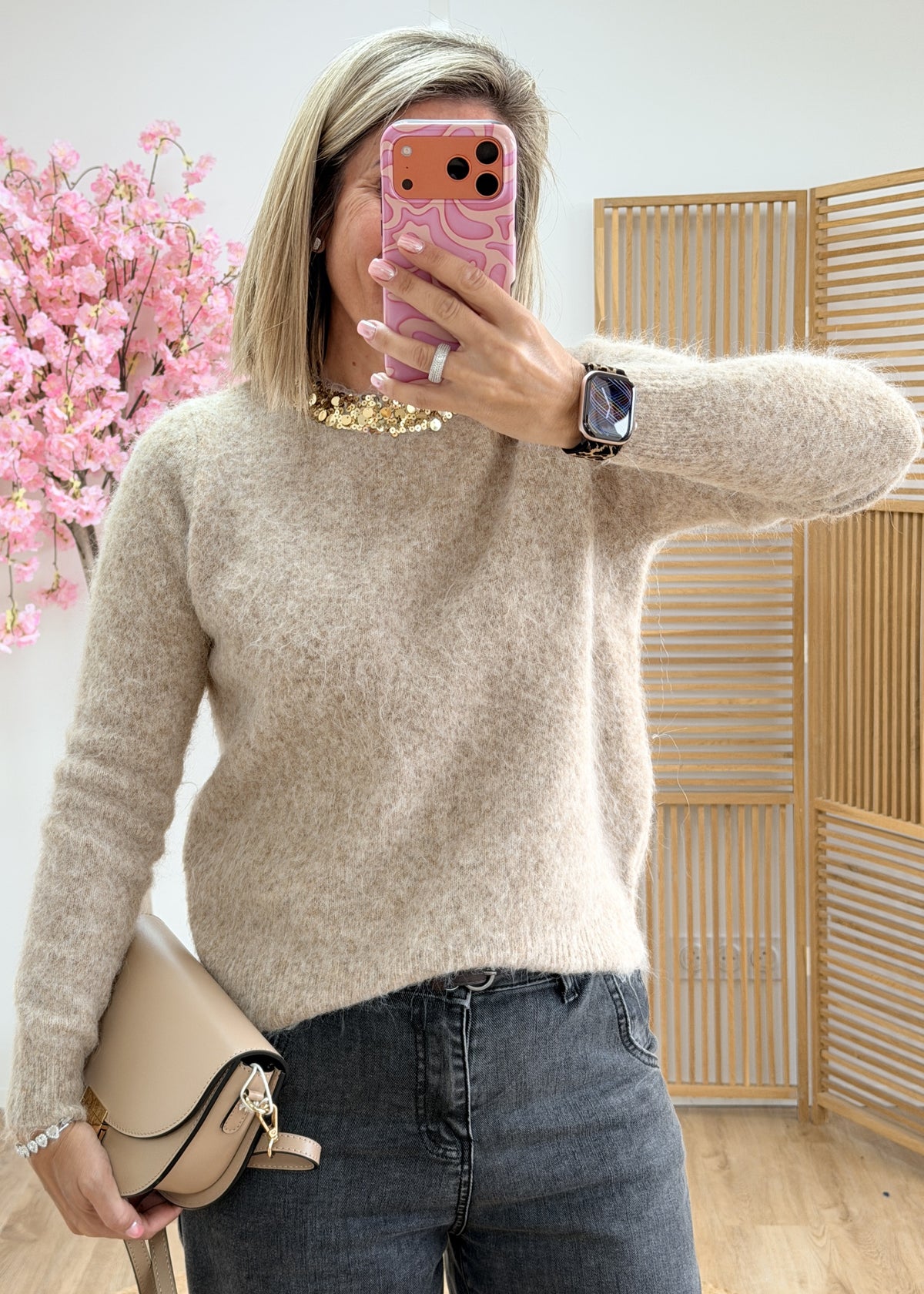 Pull doux à sequins dorés sur le col – Taille unique