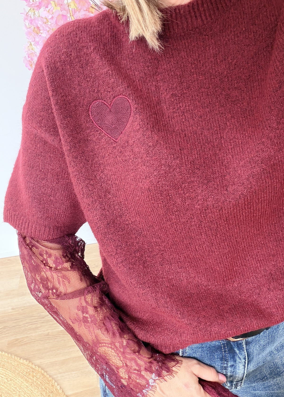 Pull cœur bordeaux à manches en dentelle