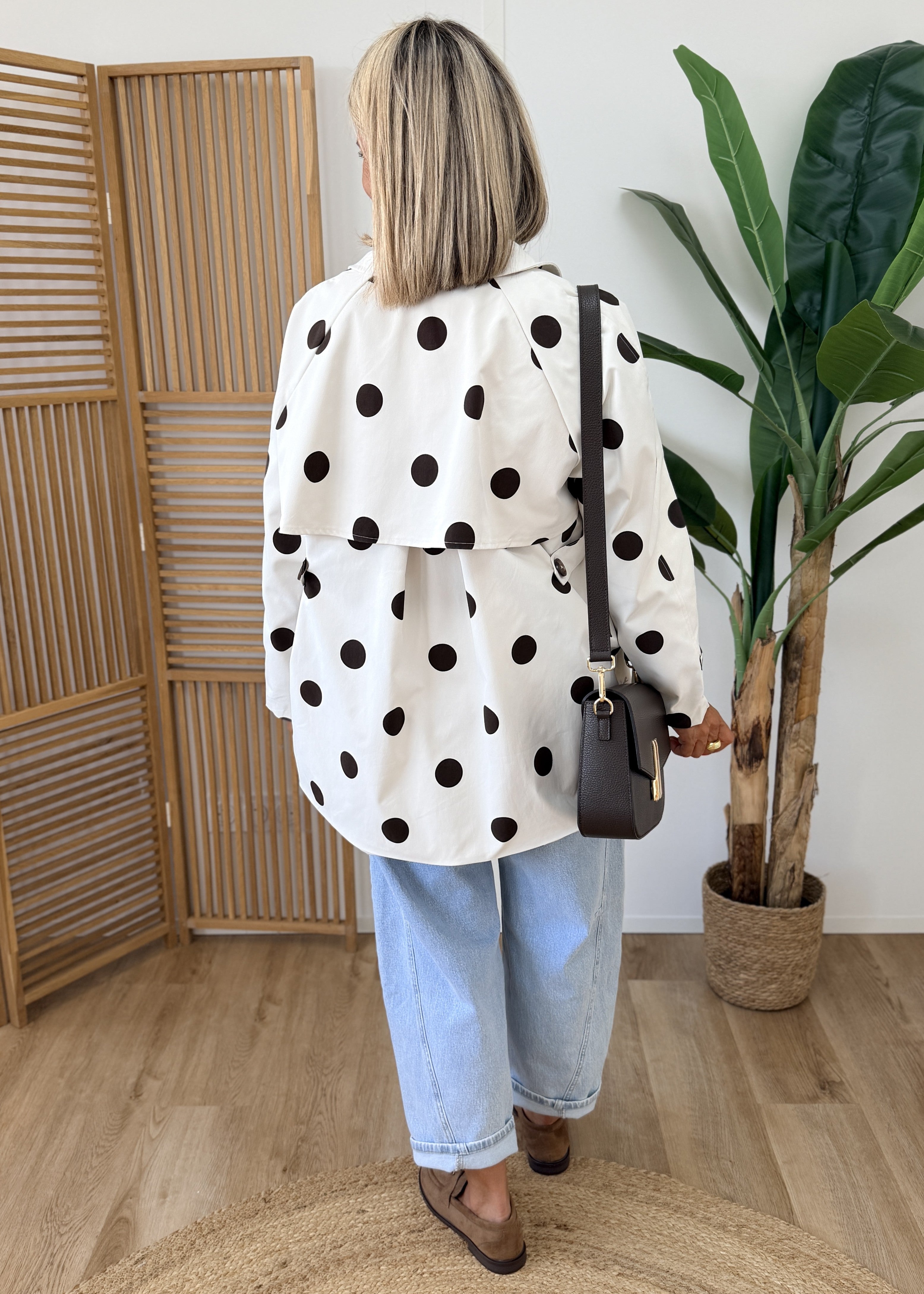Imperméable à pois marrons