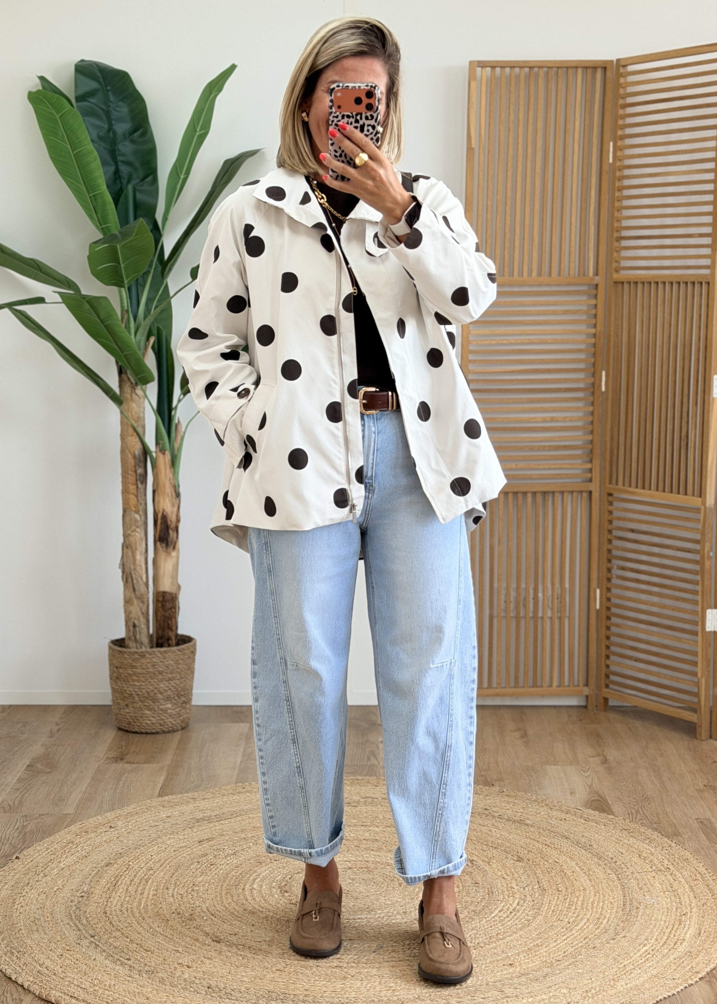 Imperméable à pois marrons