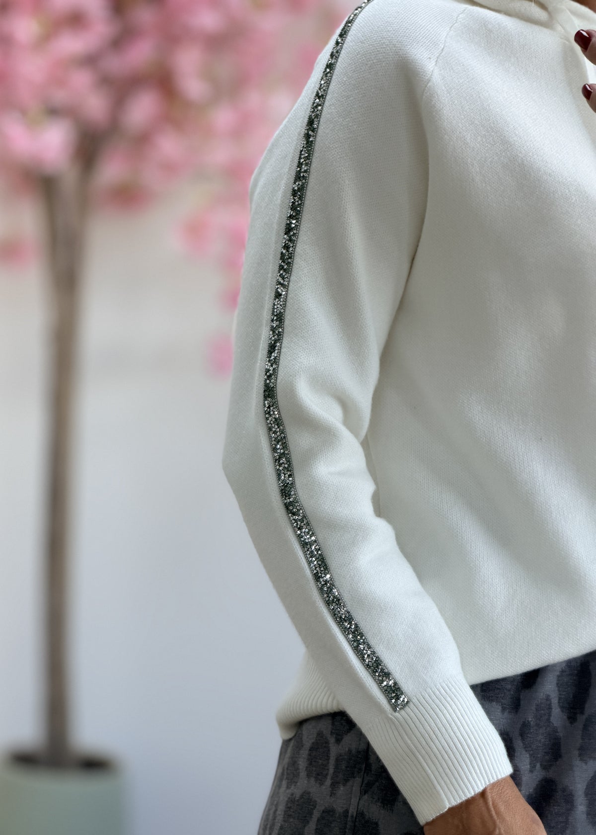 Pull blanc à capuche et sequins aux manches