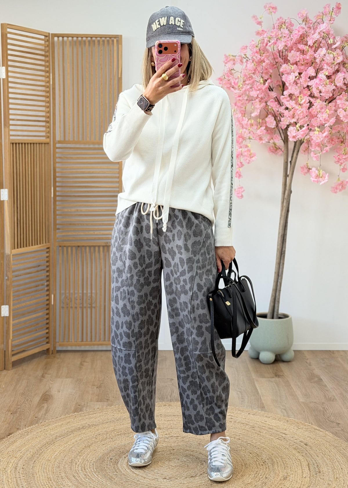 Pull blanc à capuche et sequins aux manches