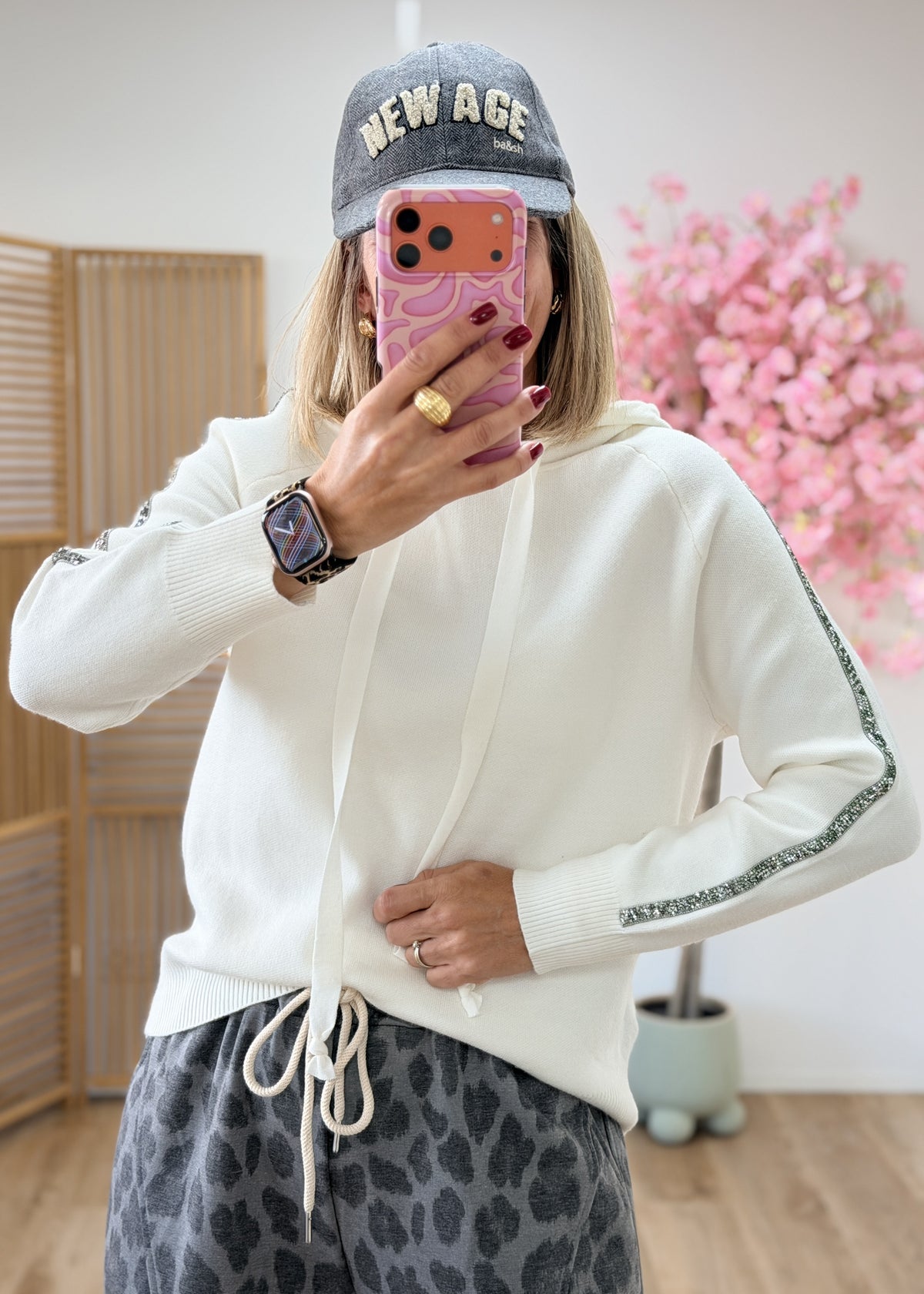 Pull blanc à capuche et sequins aux manches