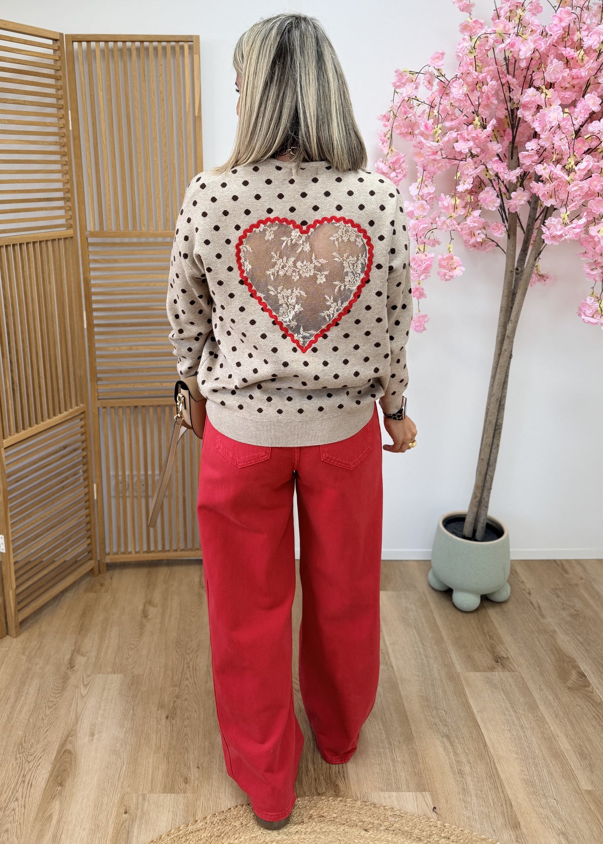 Pull à pois et cœur en dentelle au dos