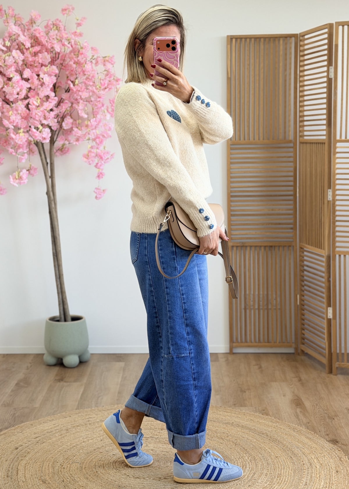 Pull écru à cœur bleu et boutons aux poignets