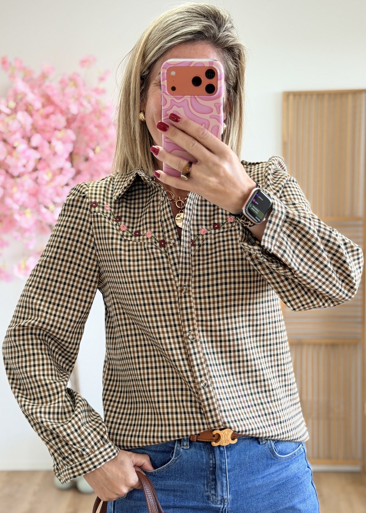 Chemise à carreaux et fleurs brodées