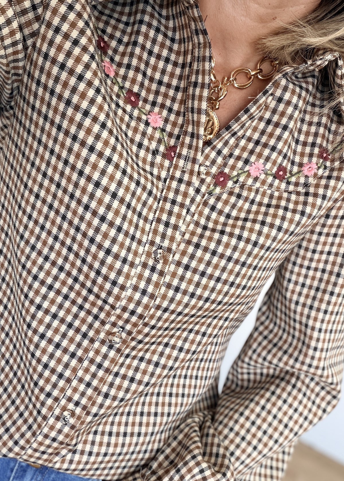 Chemise à carreaux et fleurs brodées