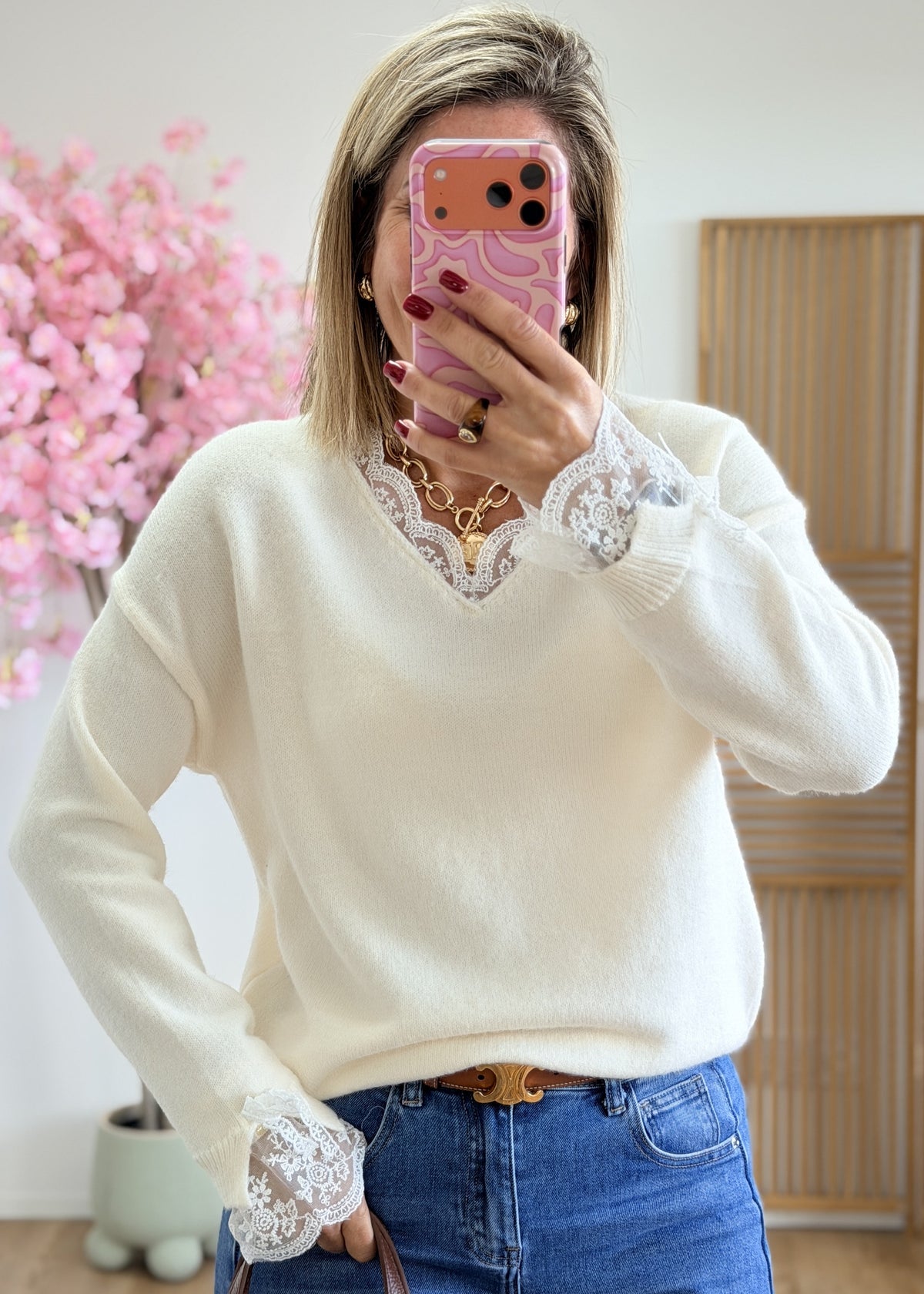 Pull écru col V et poignets en dentelle