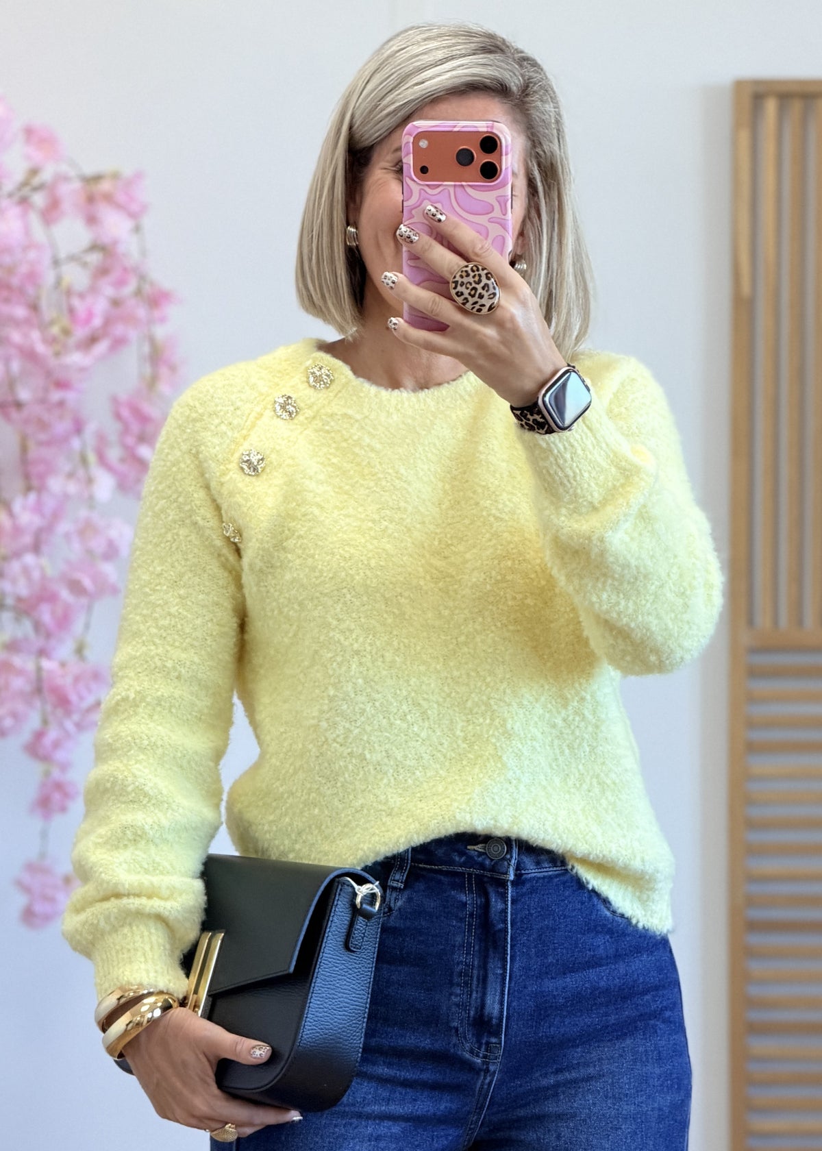 Pull bouclettes jaune à boutons dorés