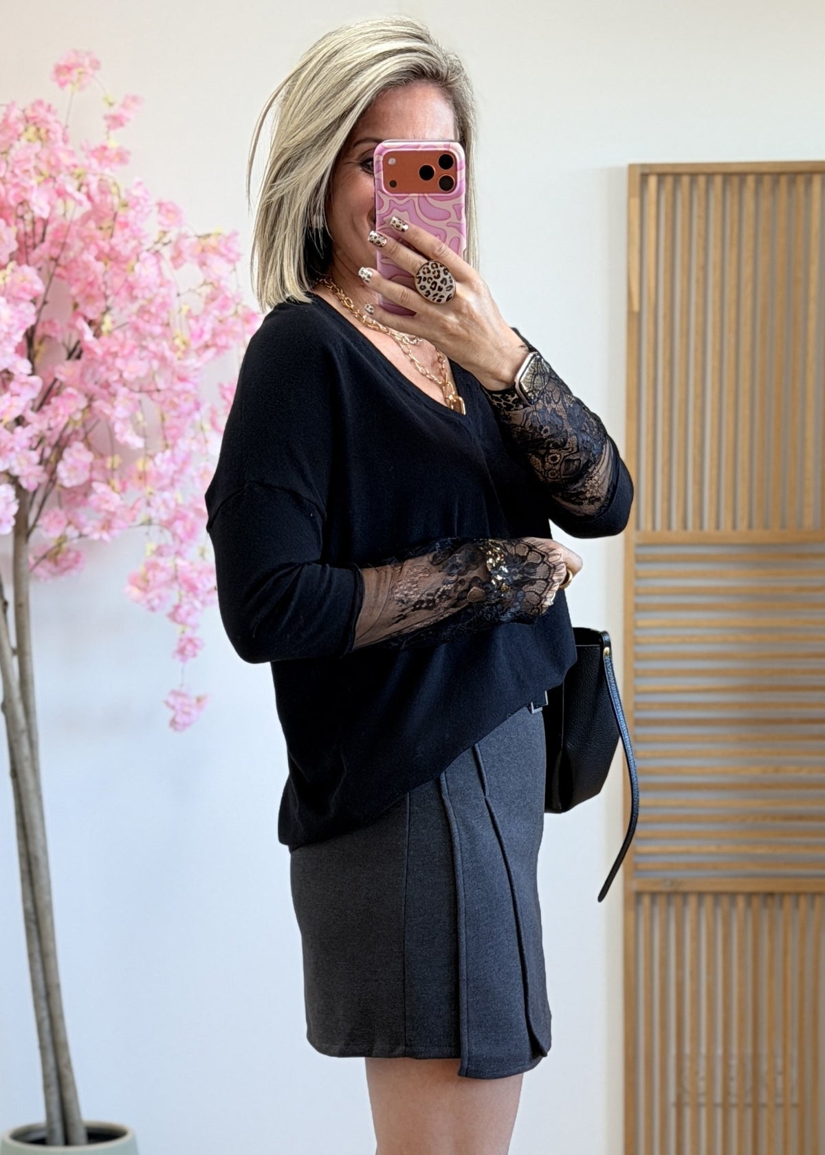 Pull col et manches en dentelle