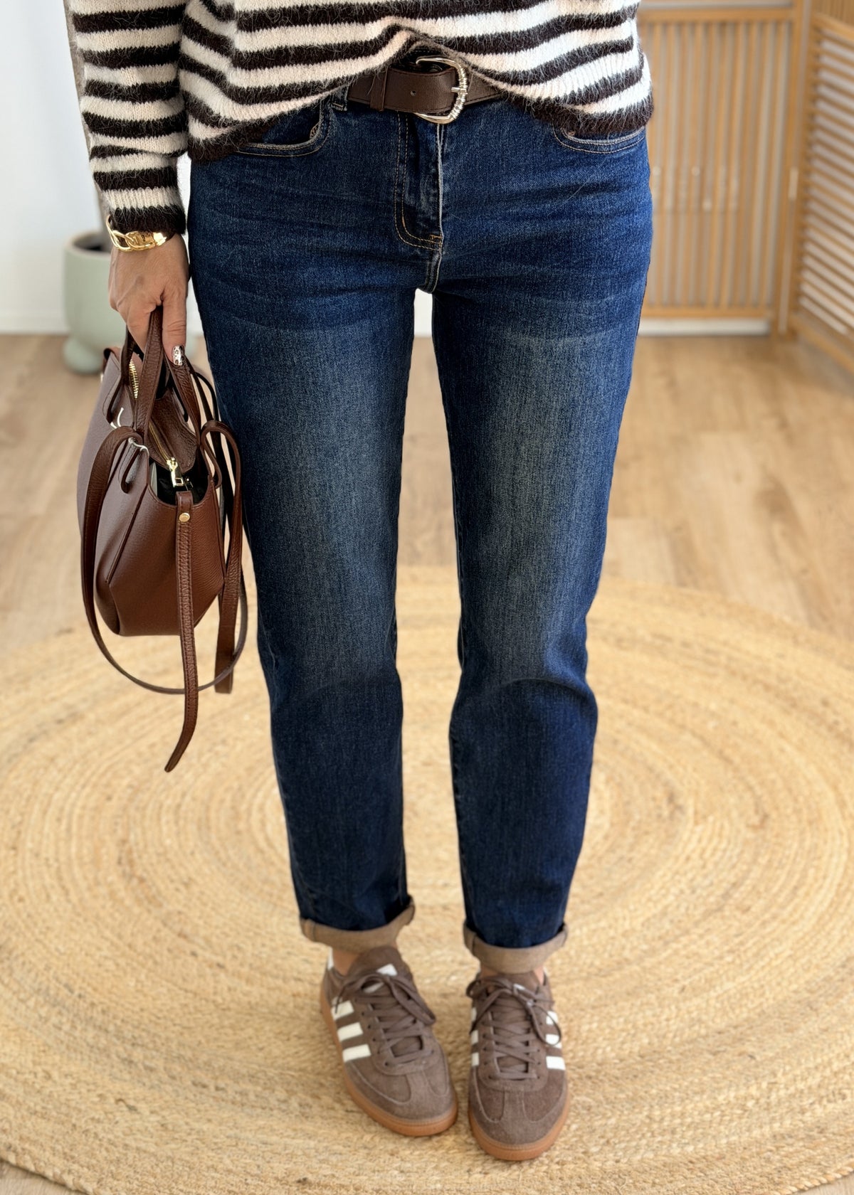 Jean mom fit brut avec ceinture – Très extensible