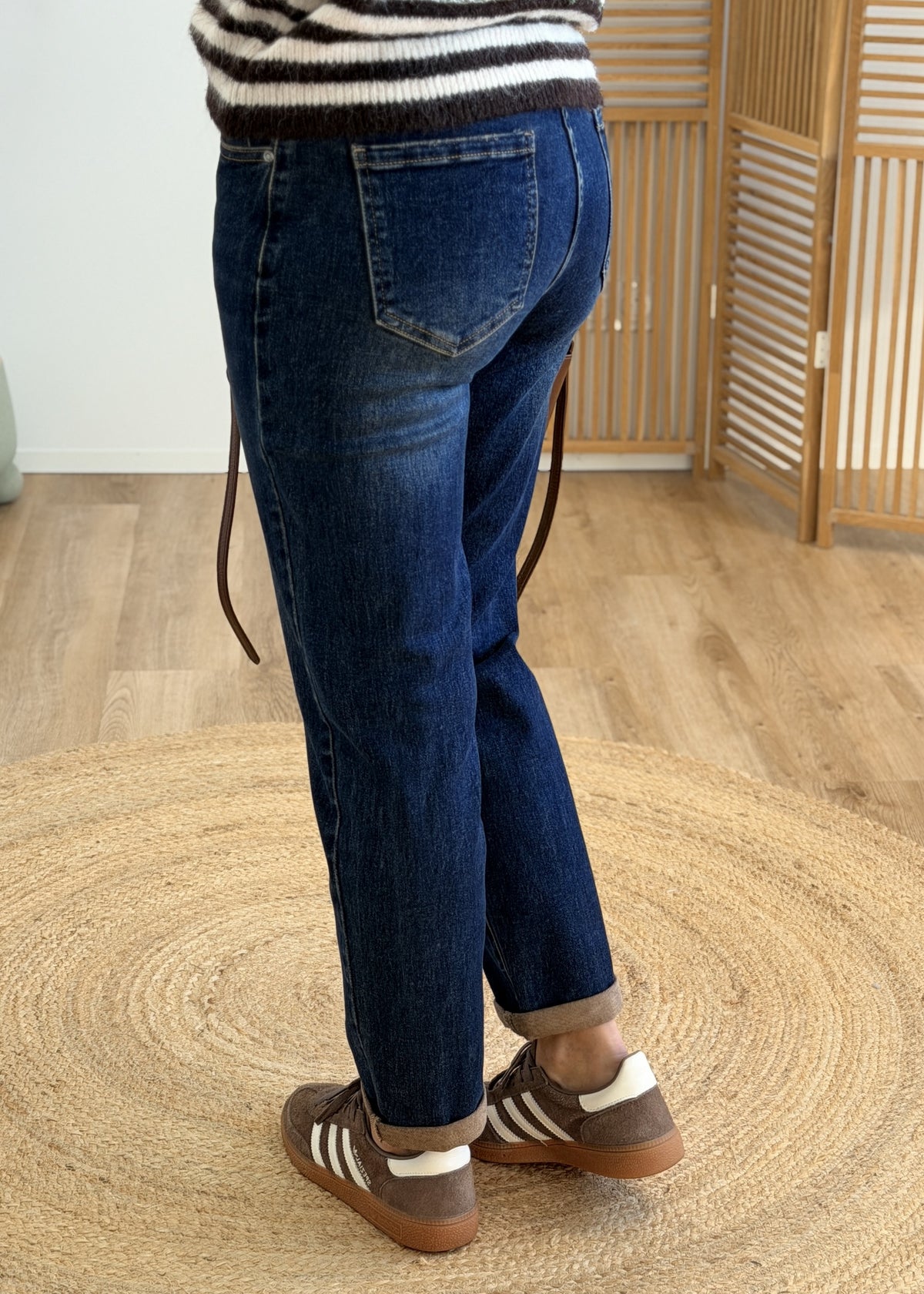 Jean mom fit brut avec ceinture – Très extensible