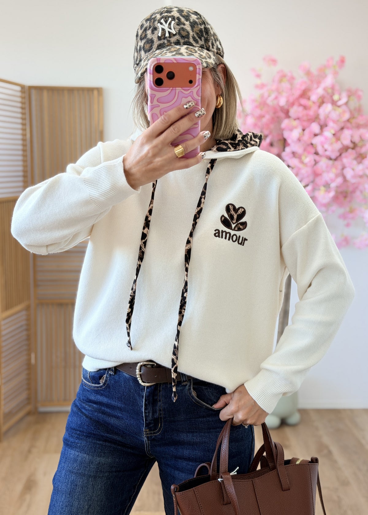 Sweat écru à capuche Amour – Détails léopard
