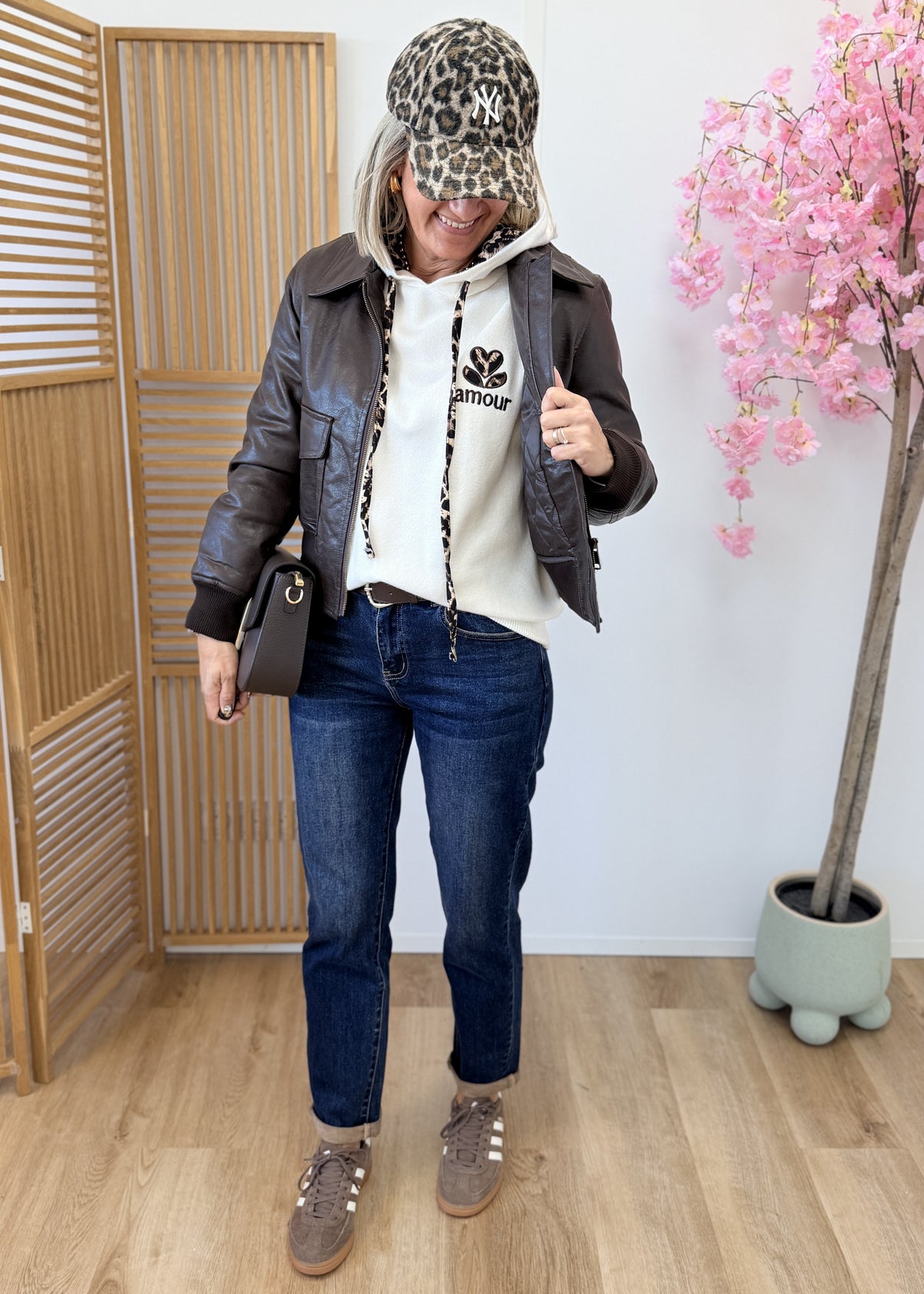 Sweat écru à capuche Amour – Détails léopard