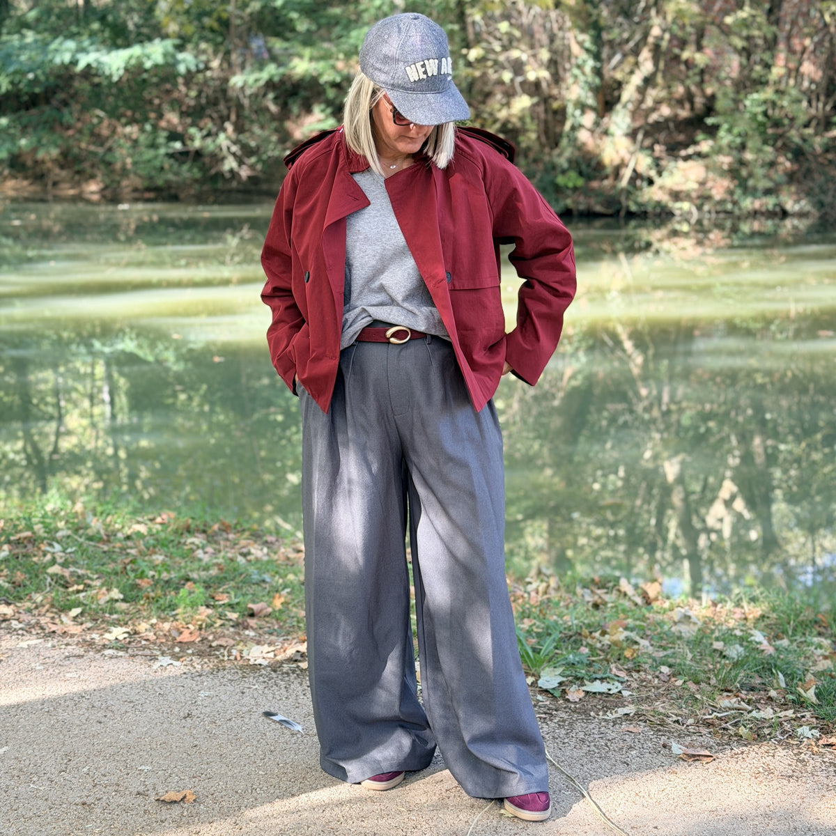 Trench bordeaux avec capuche amovible