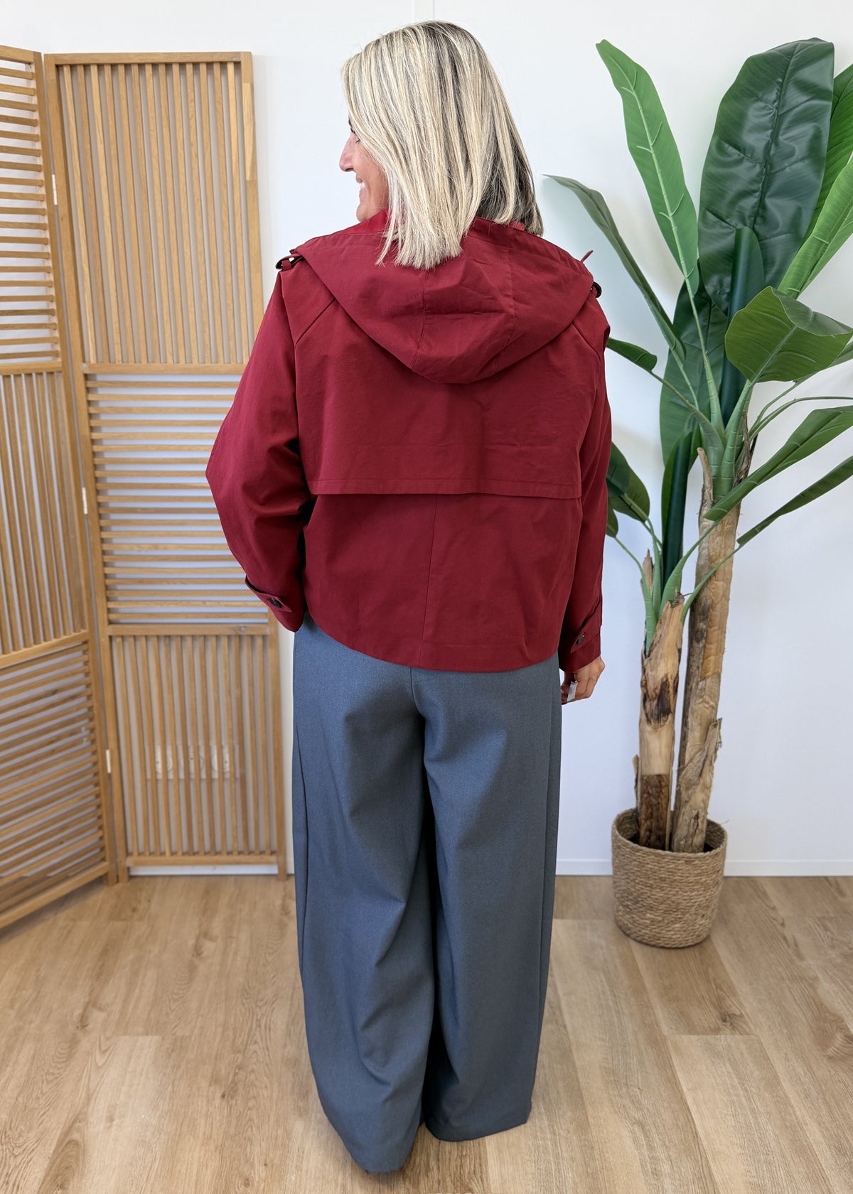 Trench bordeaux avec capuche amovible