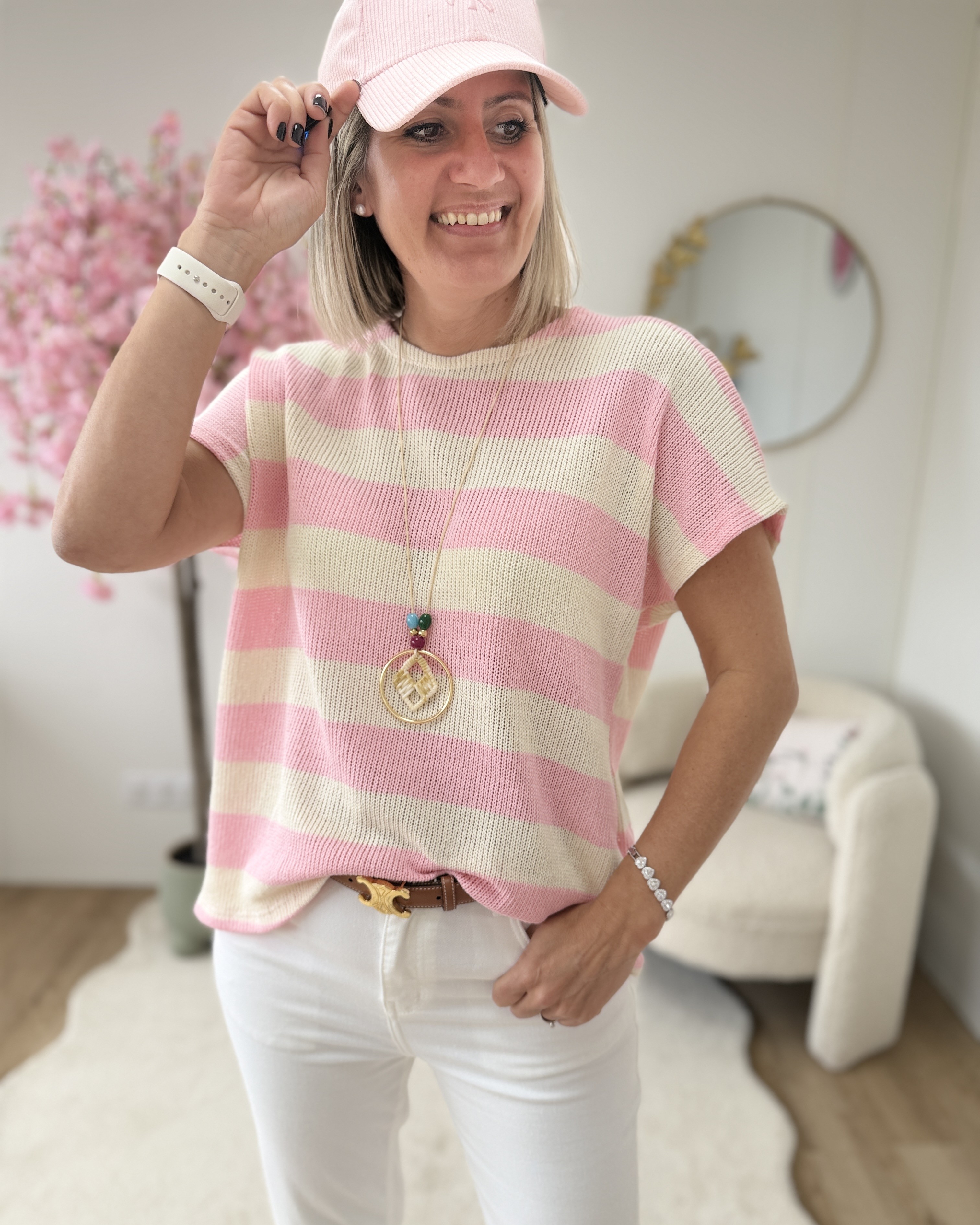 Pull en maille avec collier rose