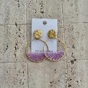 Boucles or et perles rose
