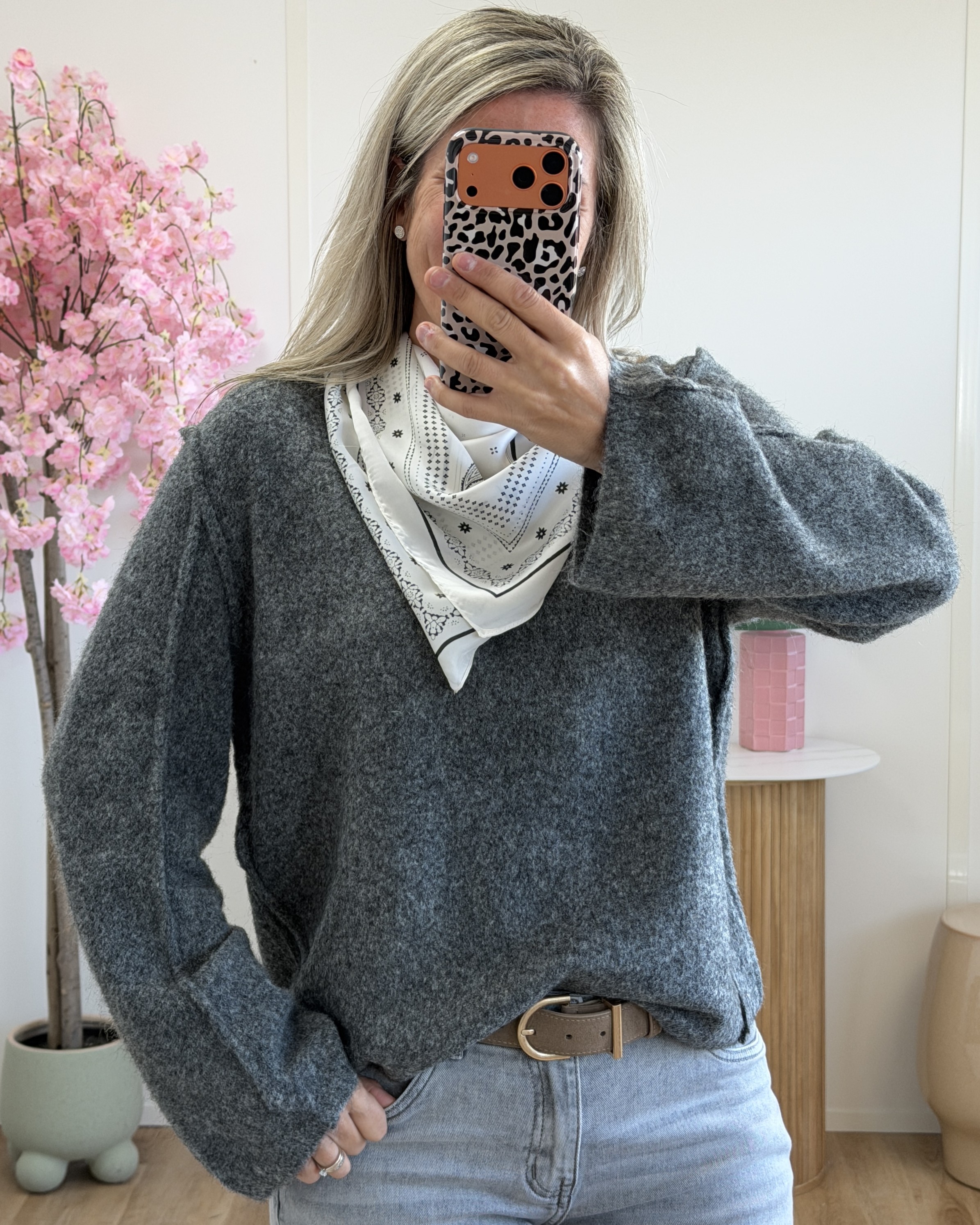 Pull avec foulard gris