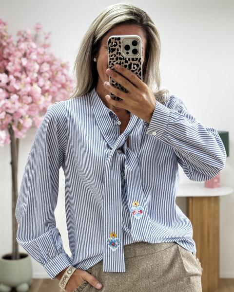 Chemise à lavallière 