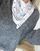 Pull avec foulard gris
