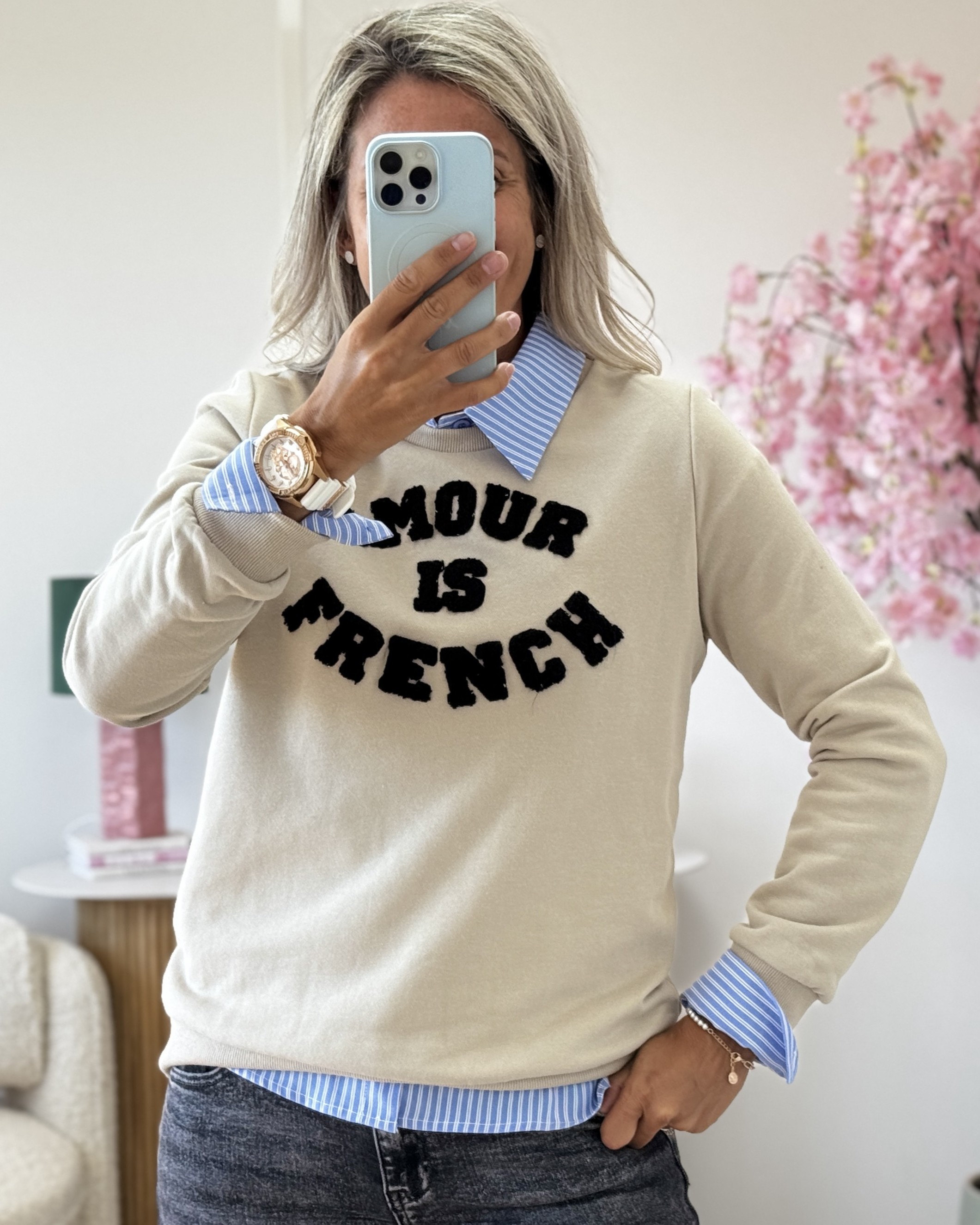 Sweat Amour is french beige