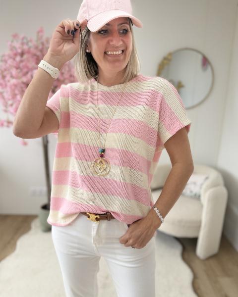 Pull en maille avec collier rose
