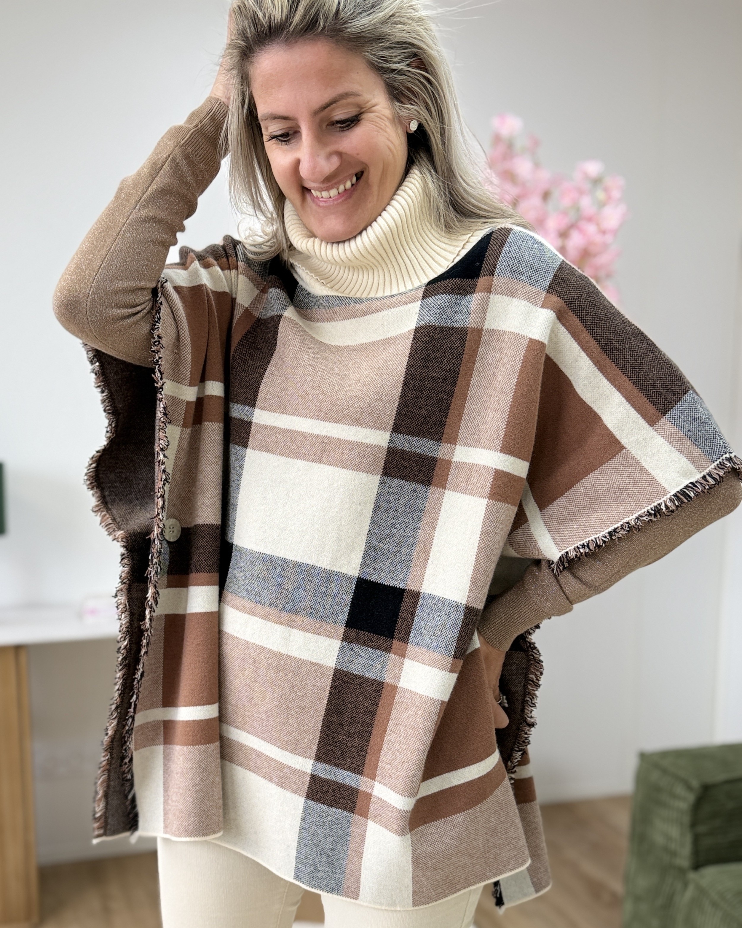 Poncho col roulé beige