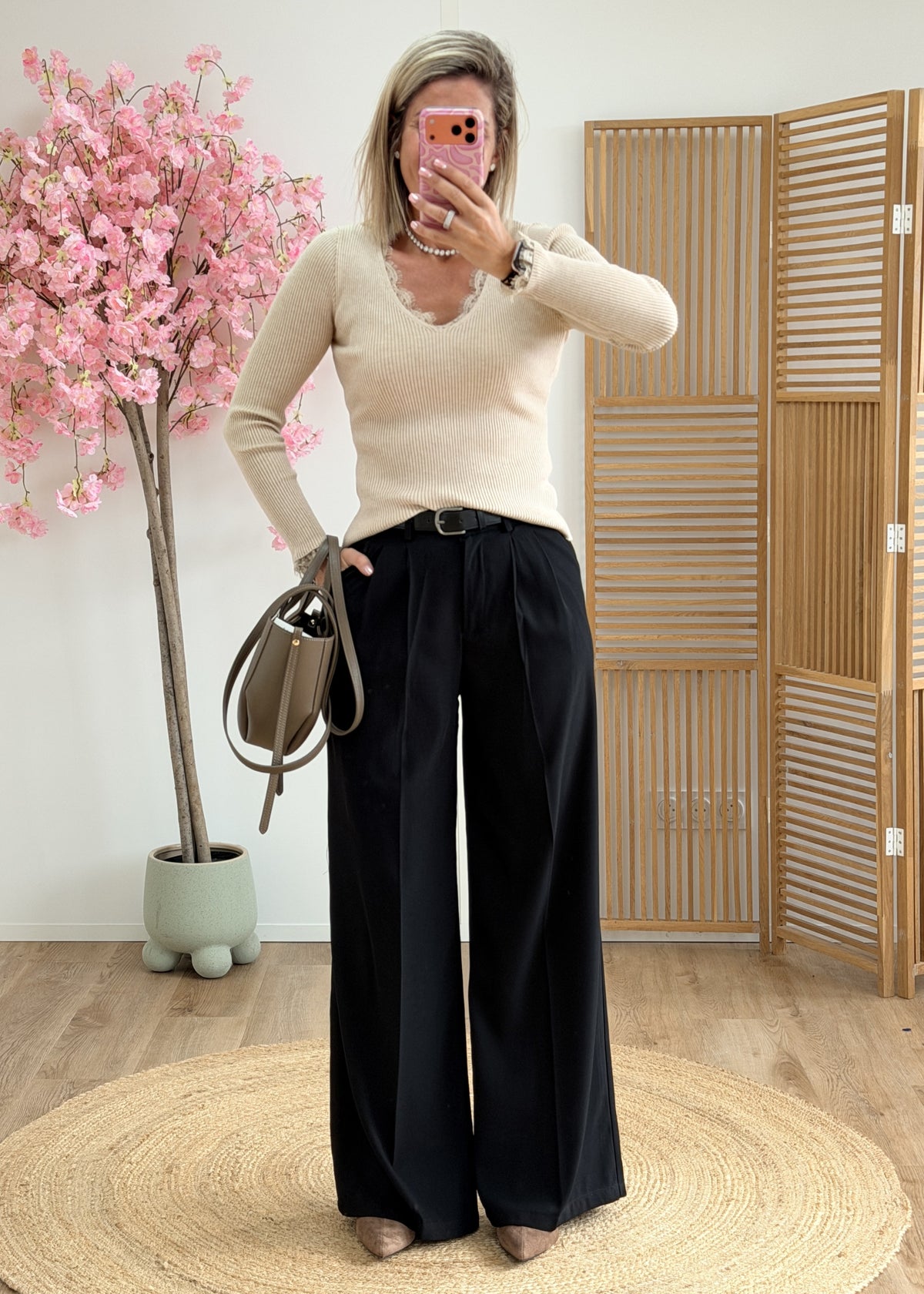 Pull ajusté col dentelle beige