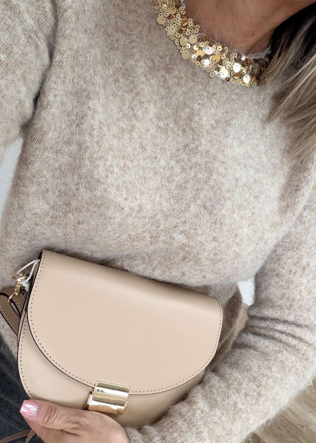 Pull doux à sequins dorés sur le col – Taille unique