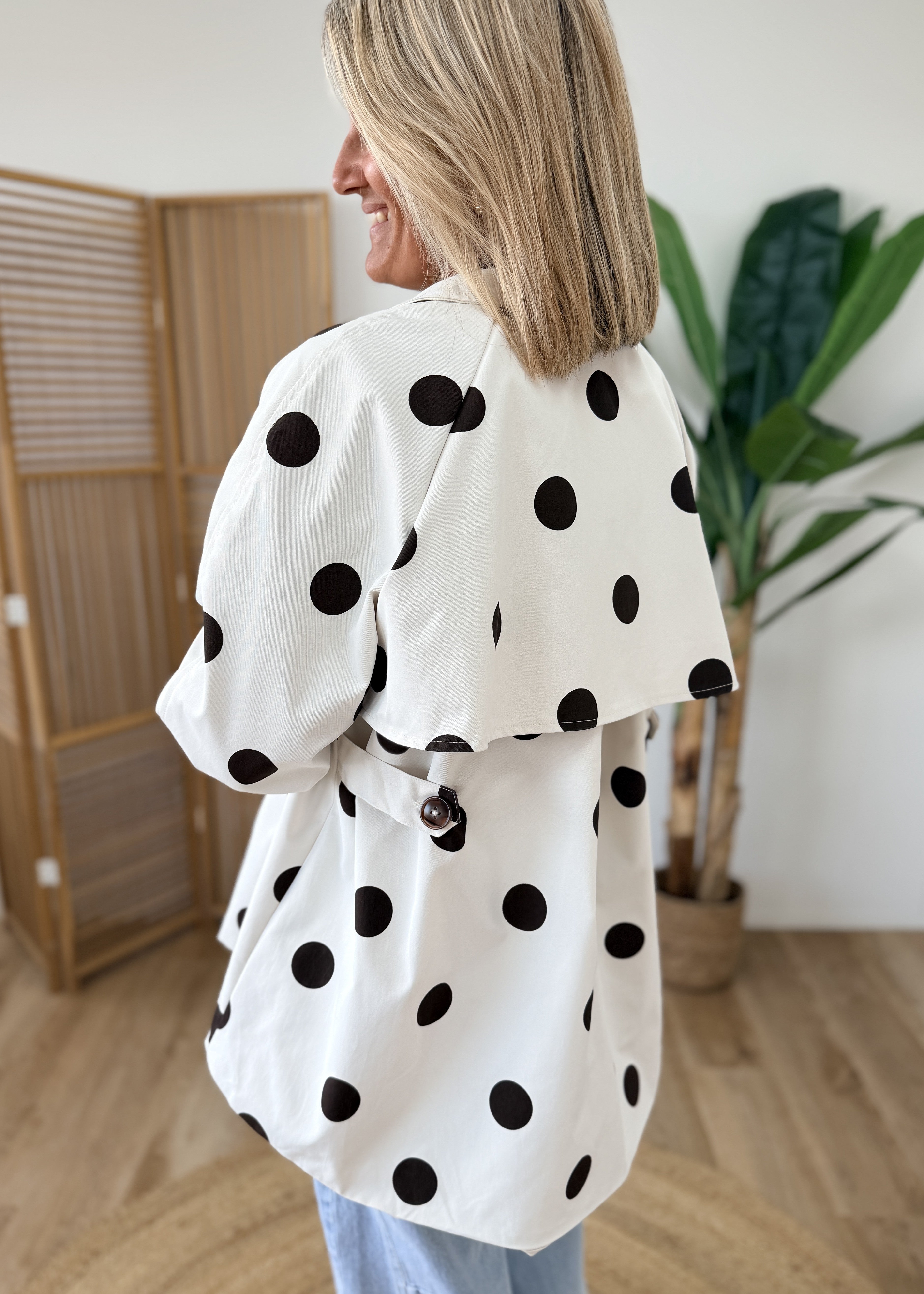 Imperméable à pois marrons