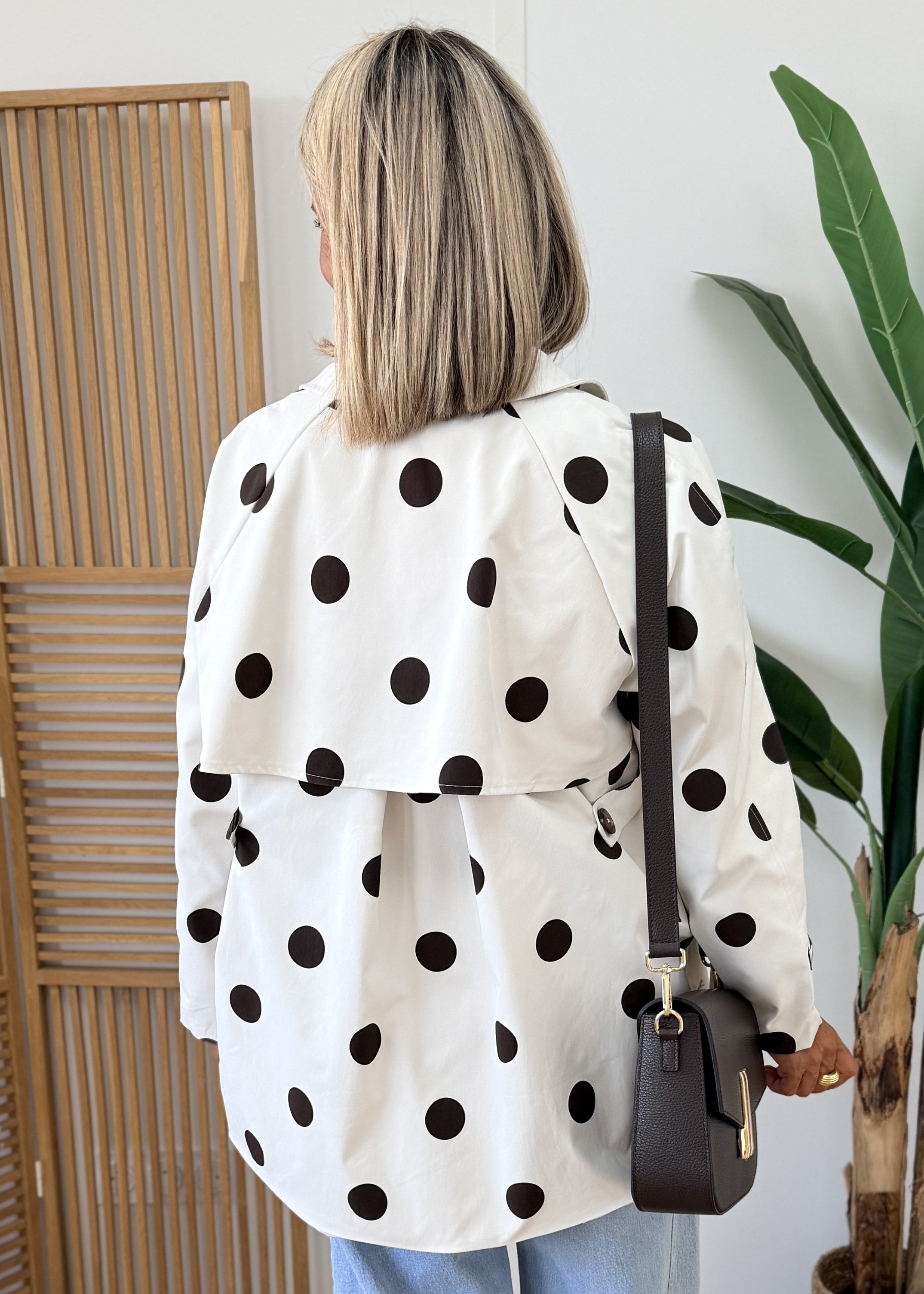 Imperméable à pois marrons