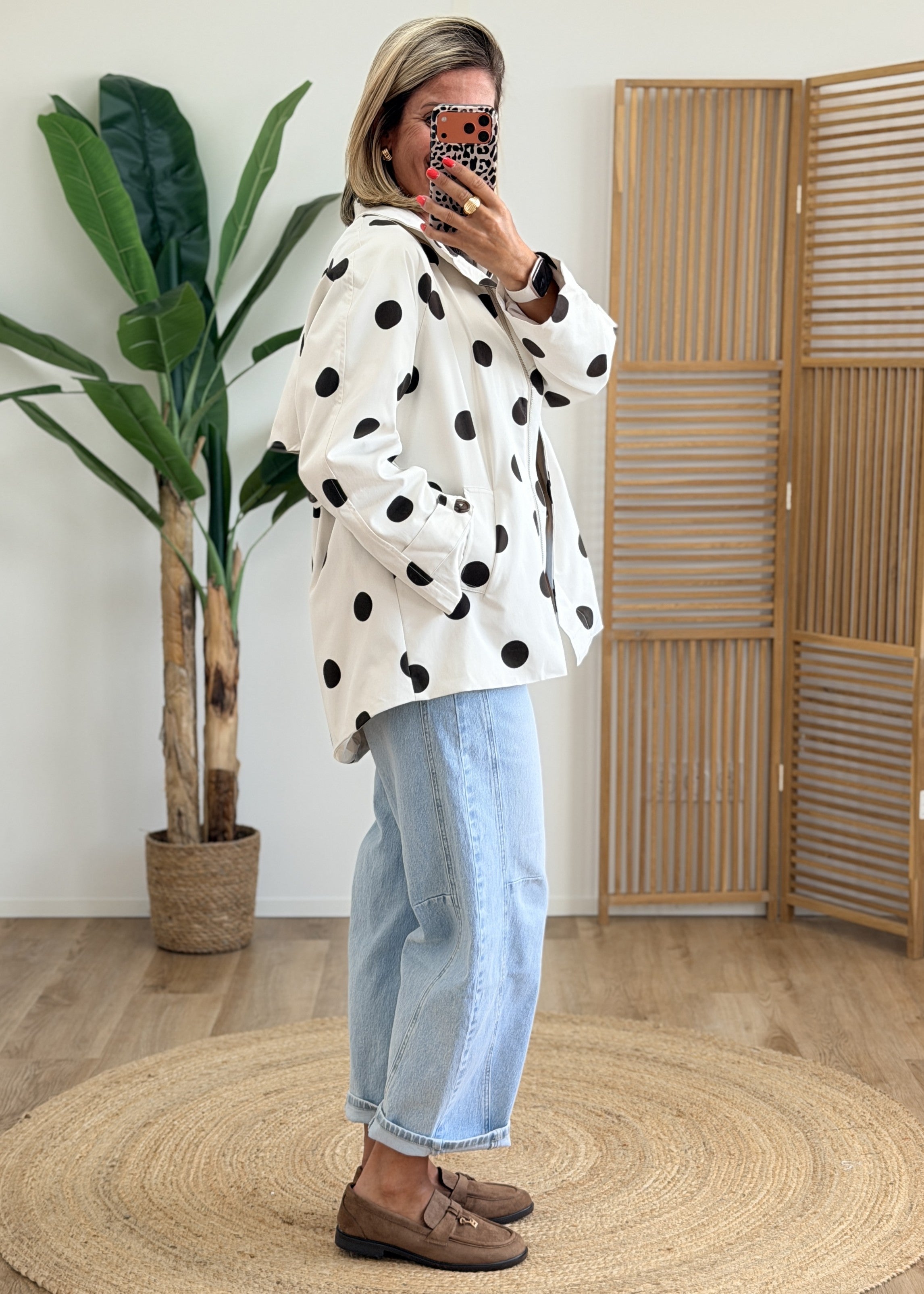 Imperméable à pois marrons