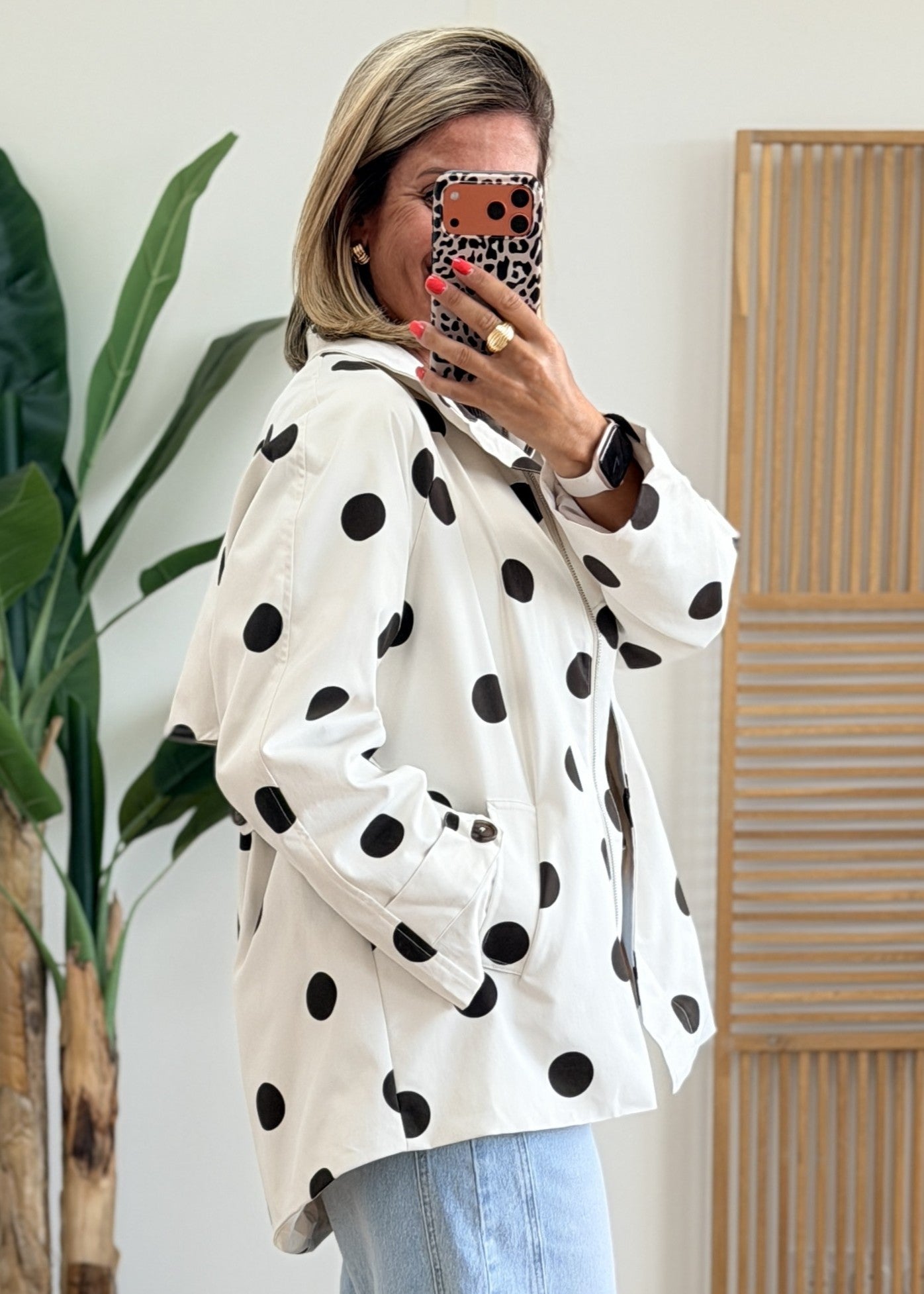 Imperméable à pois marrons