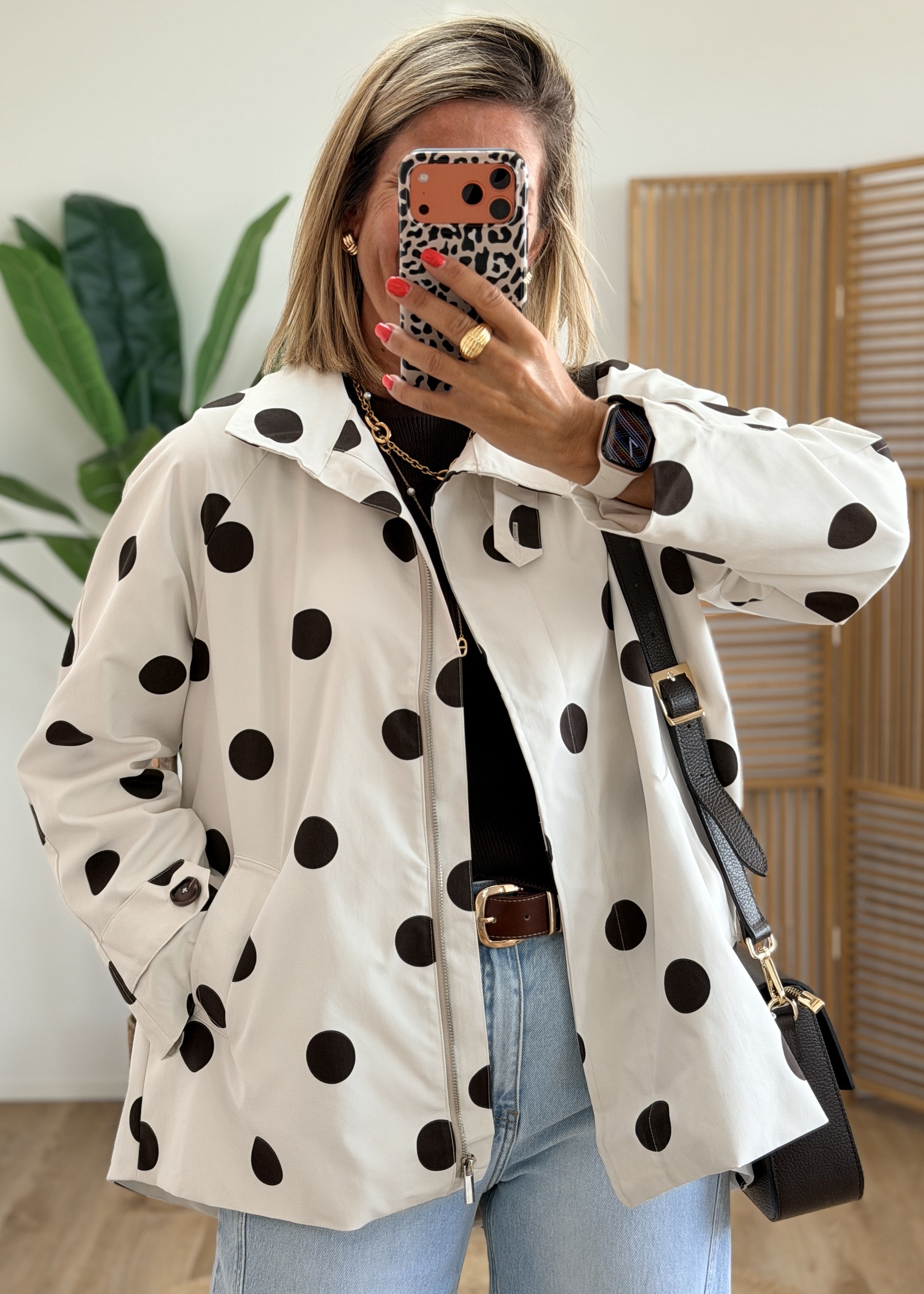 Imperméable à pois marrons