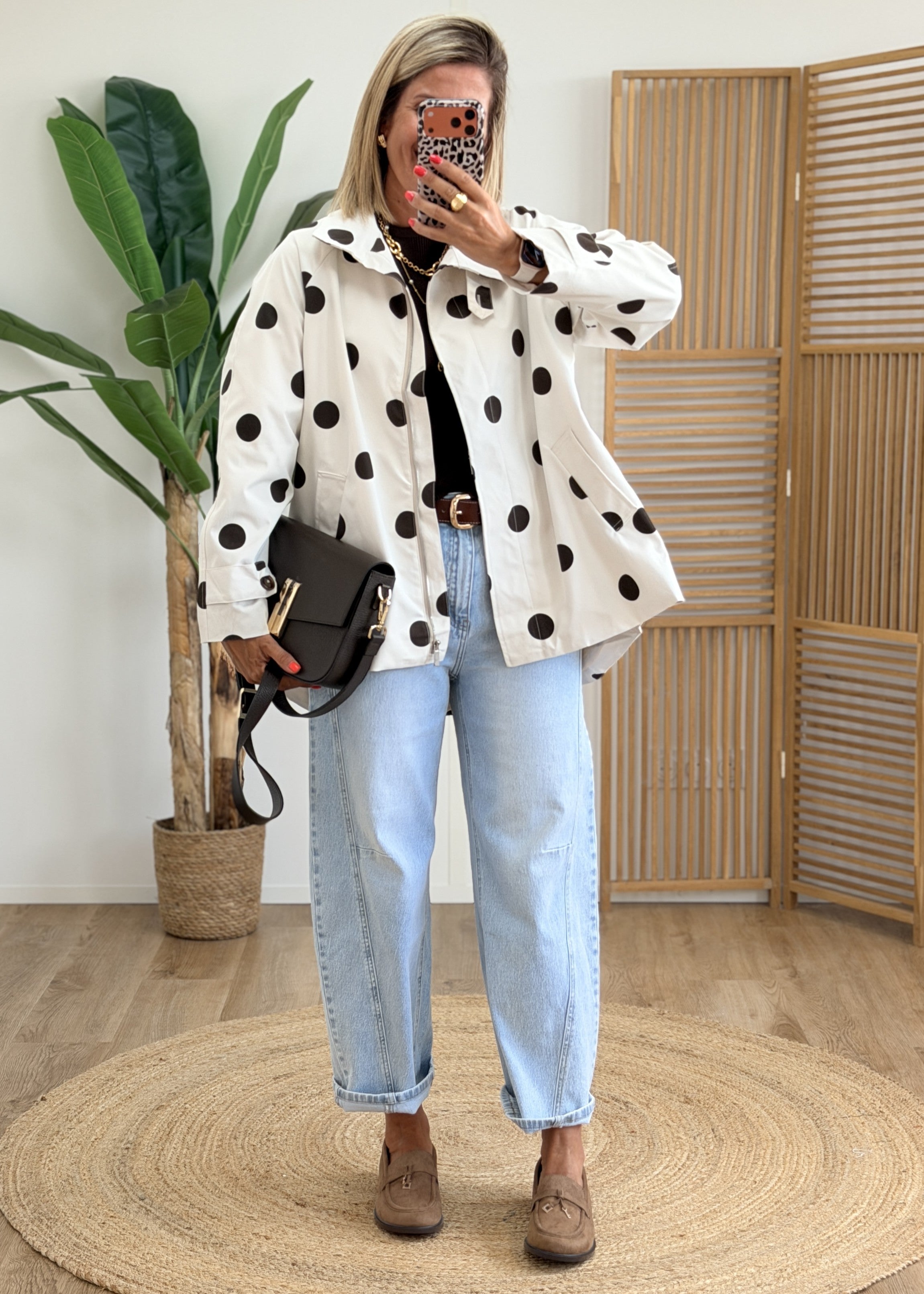 Imperméable à pois marrons