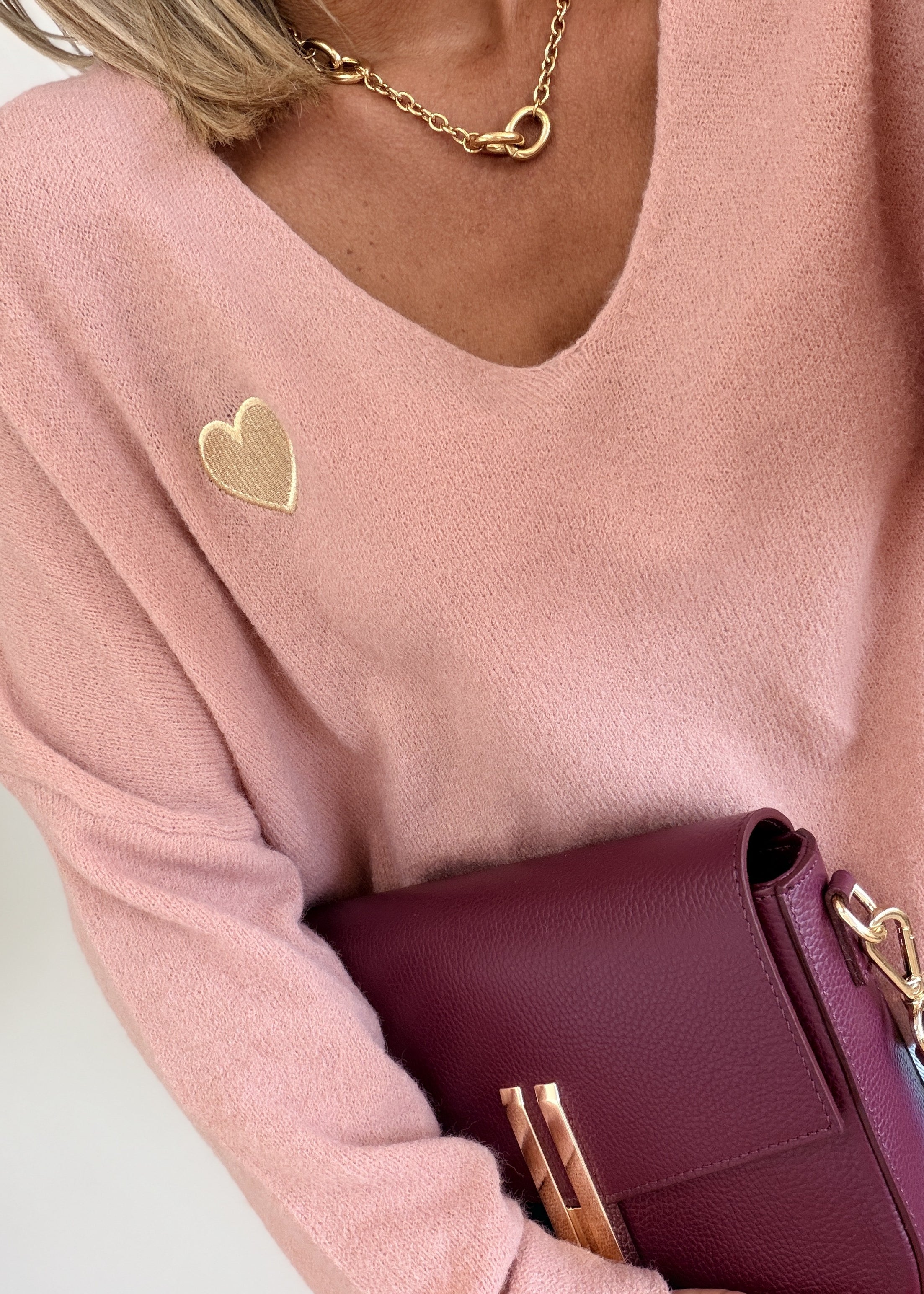 Pull avec cœur or brodé