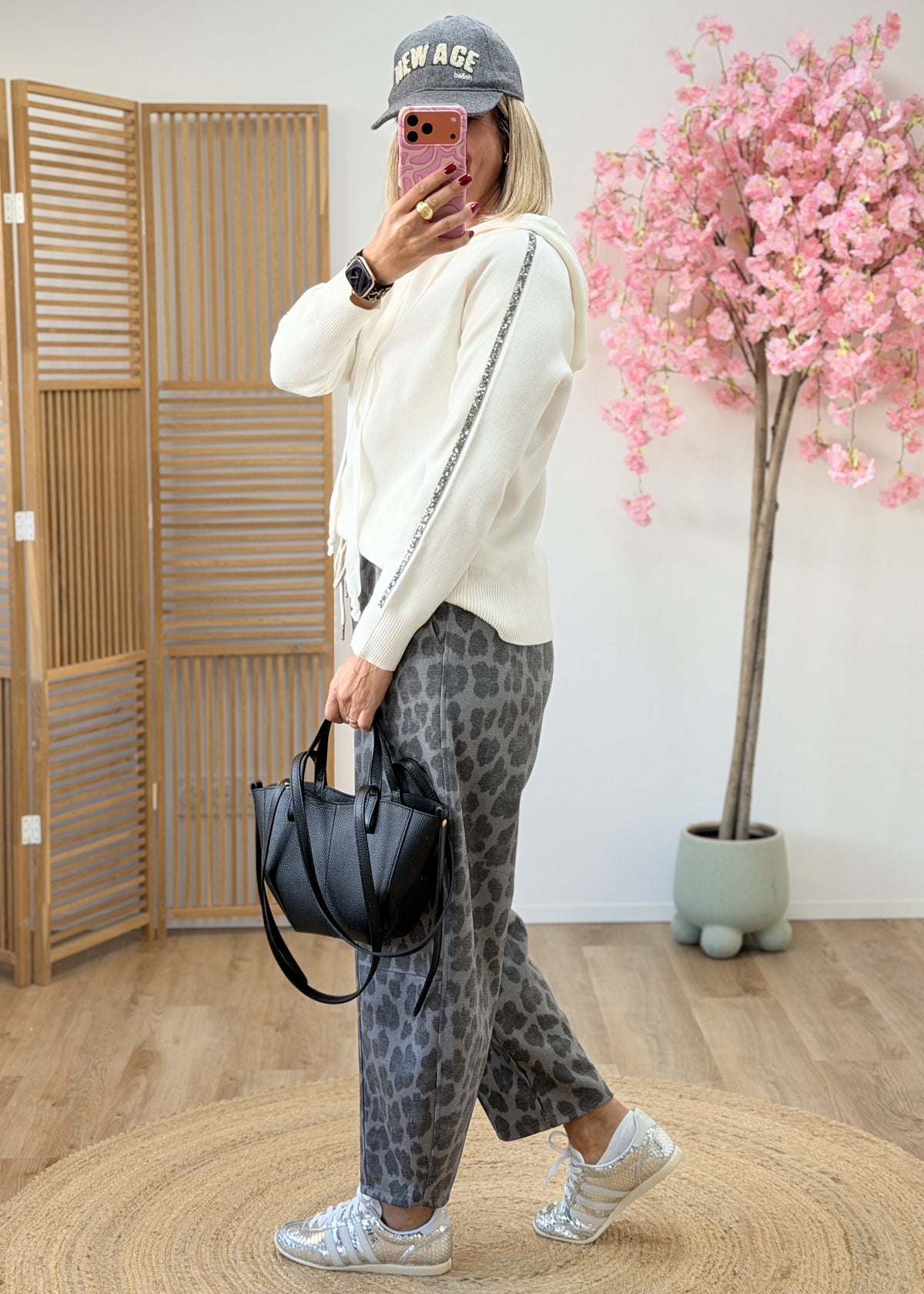 Pull blanc à capuche et sequins aux manches