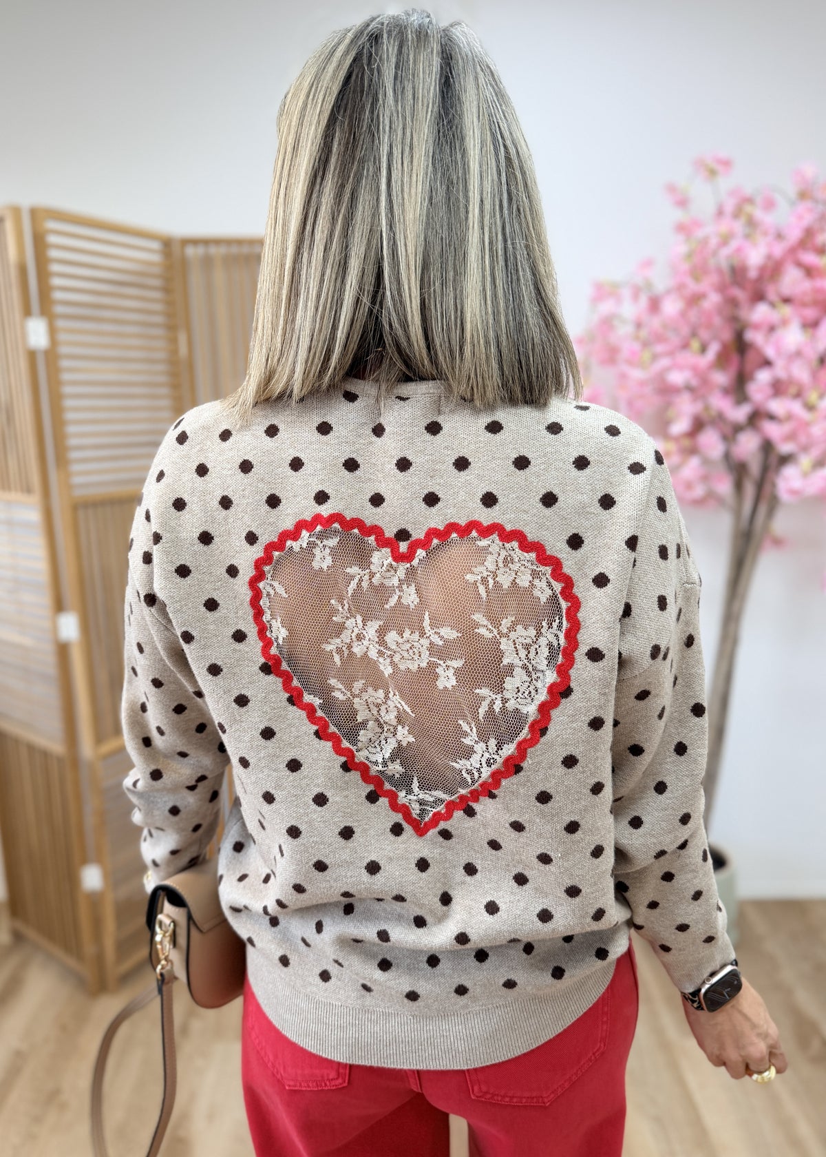 Pull à pois et cœur en dentelle au dos