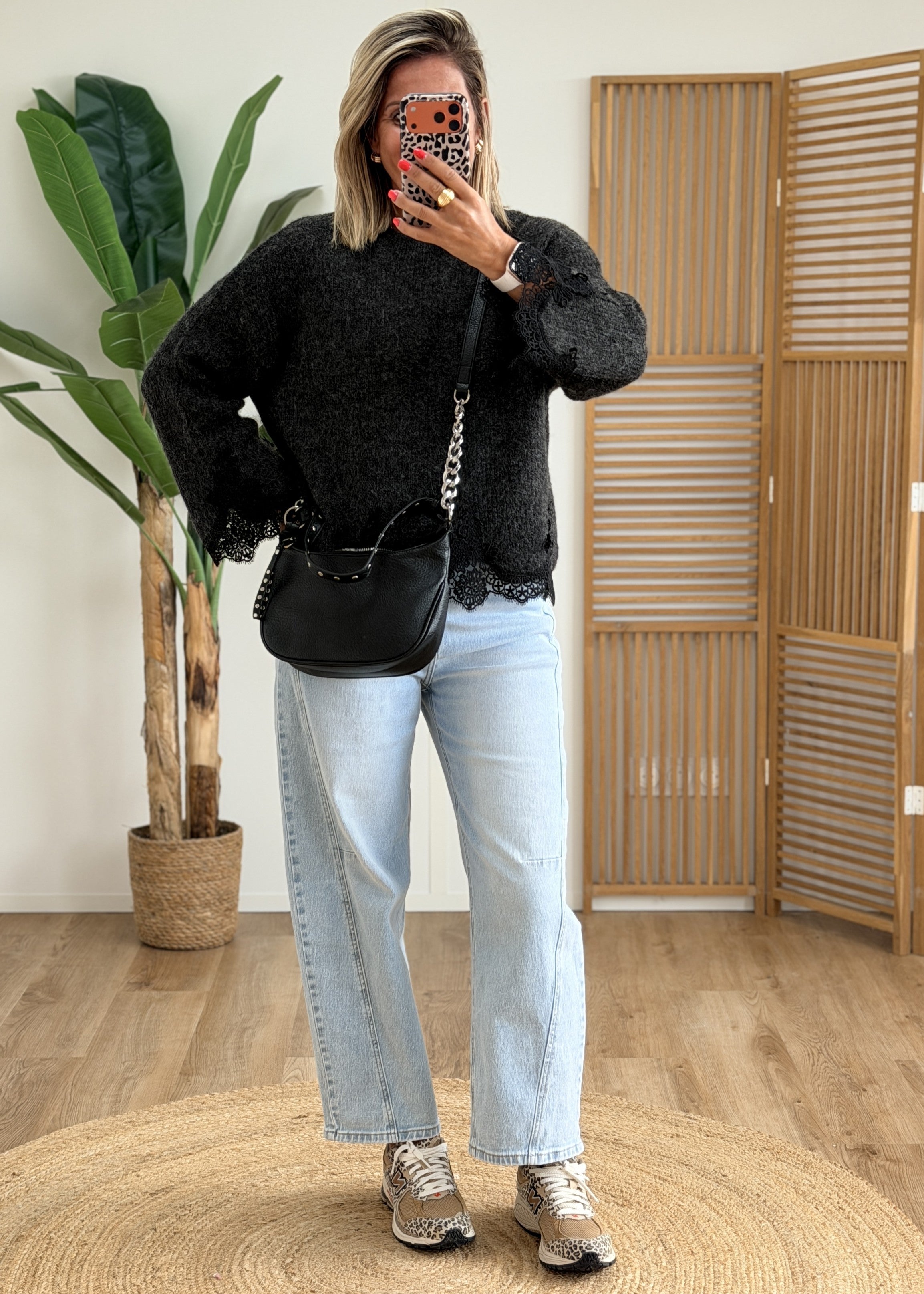 Pull avec broderie sur les extrémités