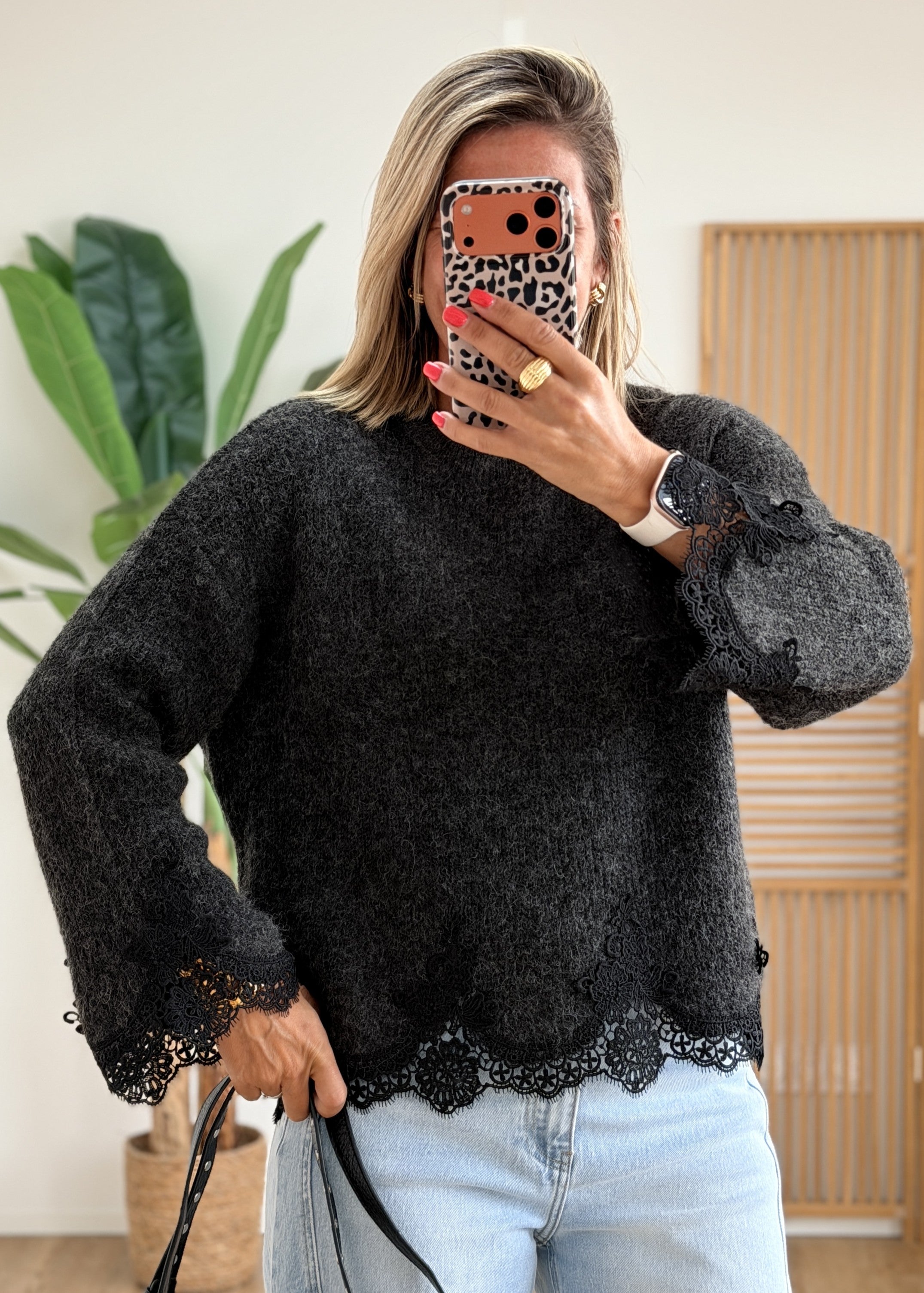 Pull avec broderie sur les extrémités