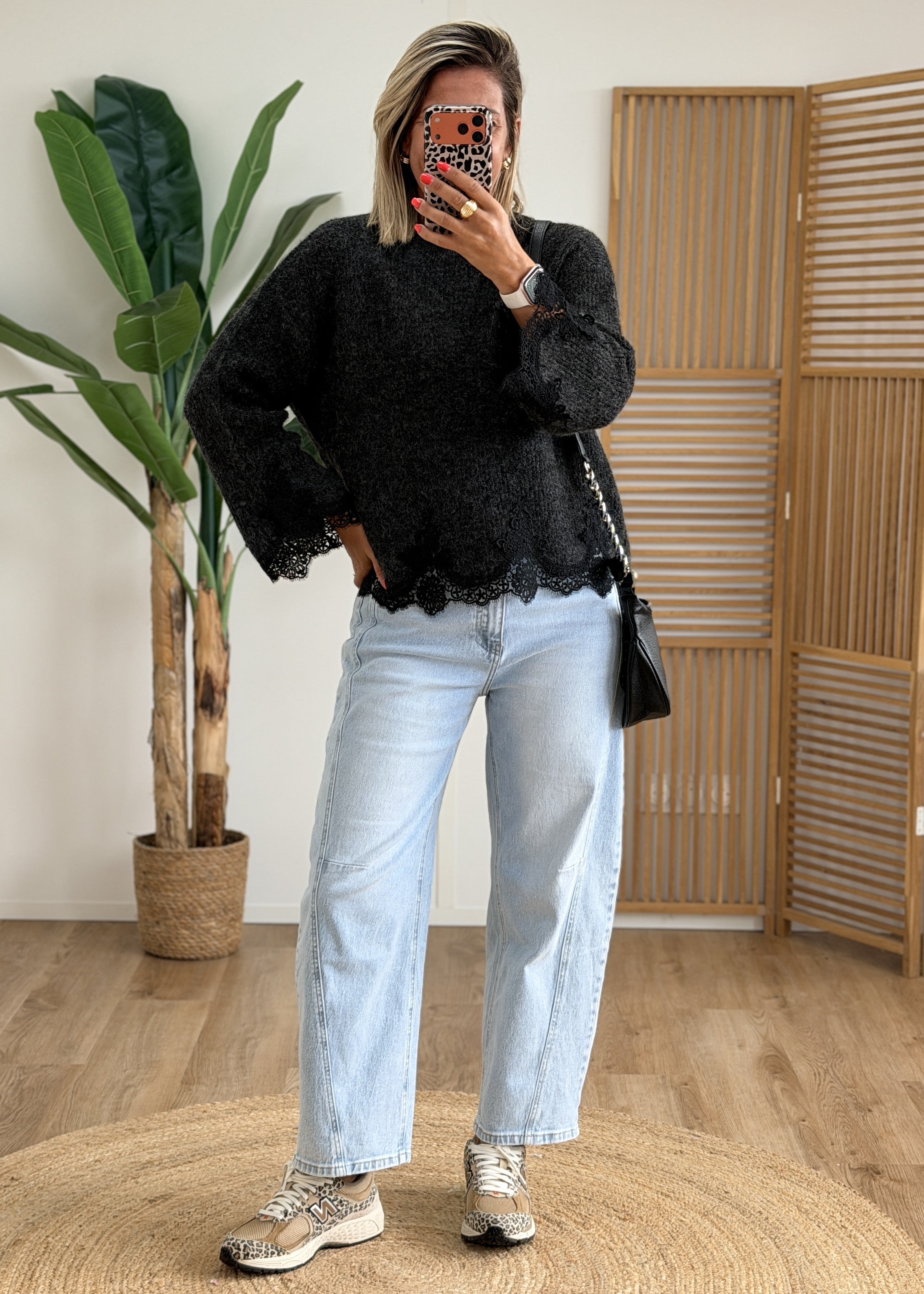 Pull avec broderie sur les extrémités