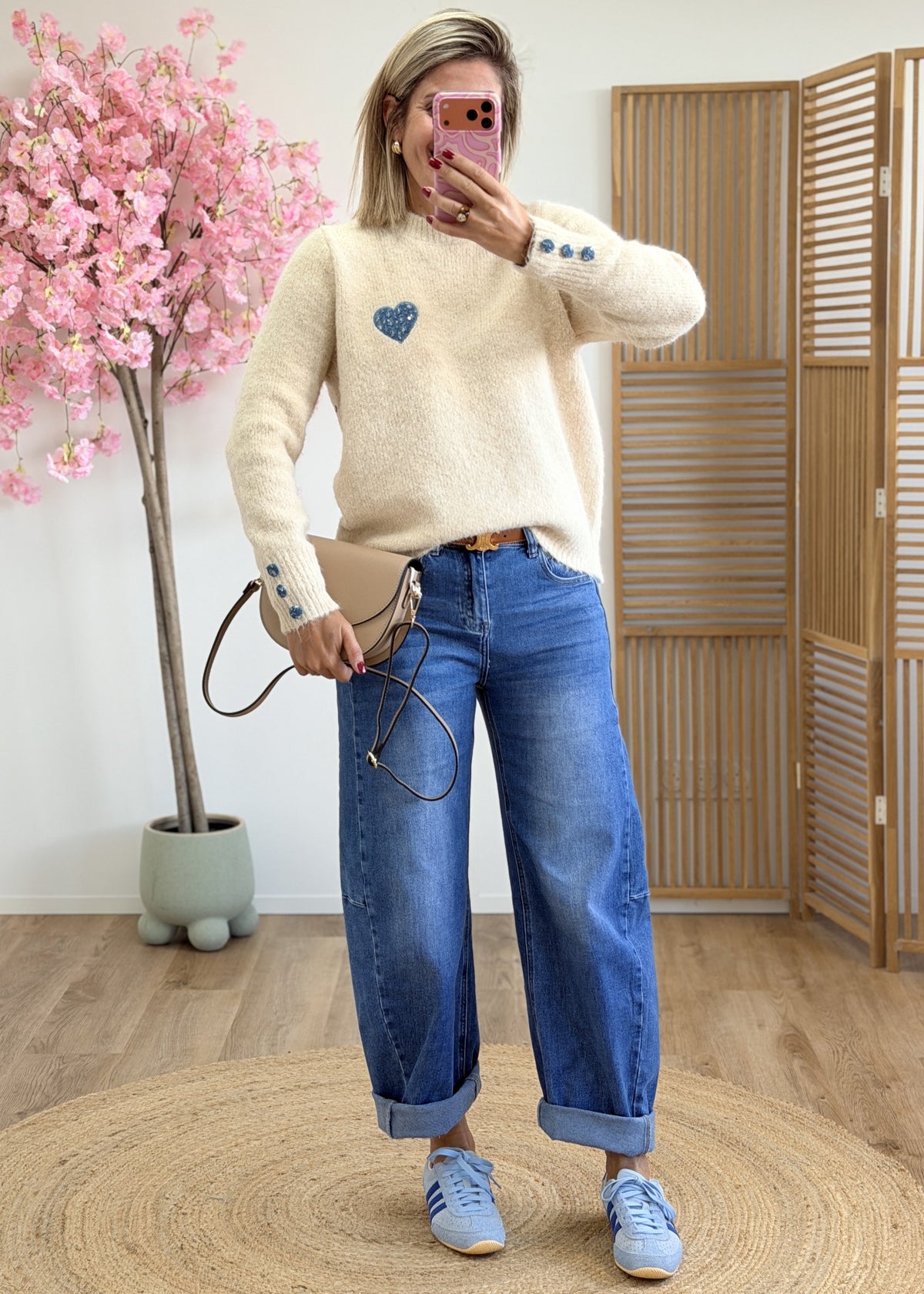 Pull écru à cœur bleu et boutons aux poignets