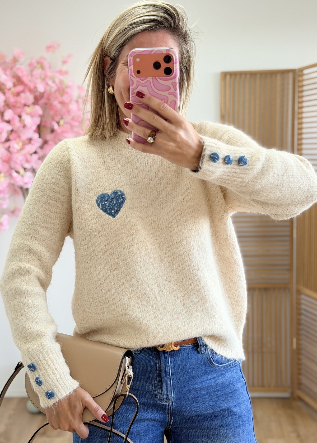 Pull écru à cœur bleu et boutons aux poignets