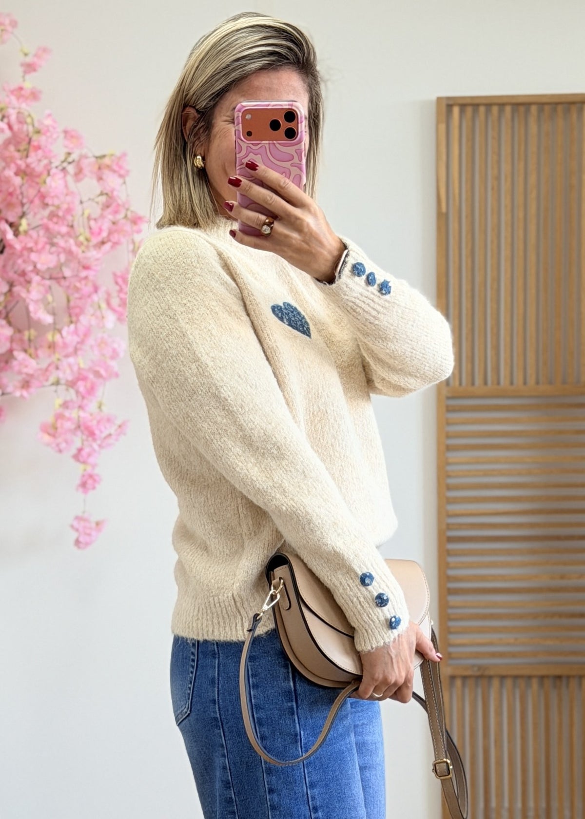 Pull écru à cœur bleu et boutons aux poignets