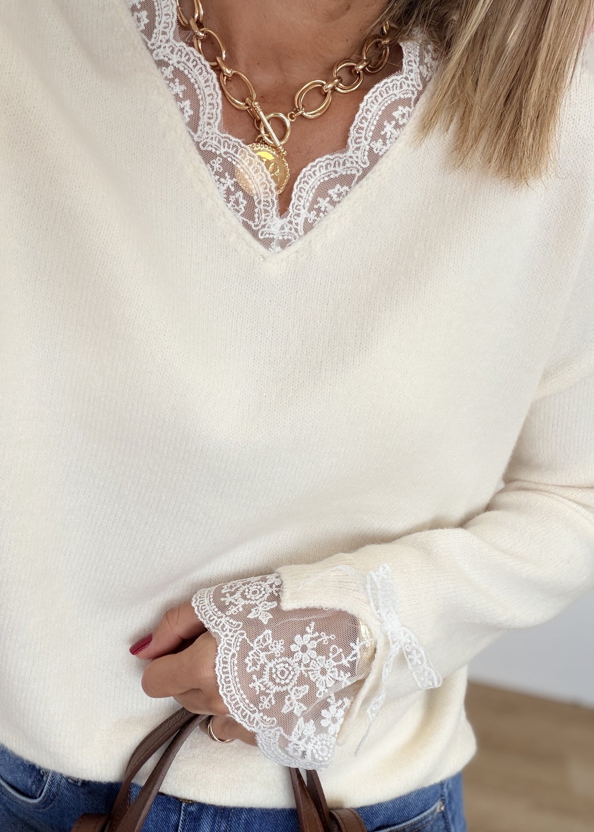 Pull écru col V et poignets en dentelle