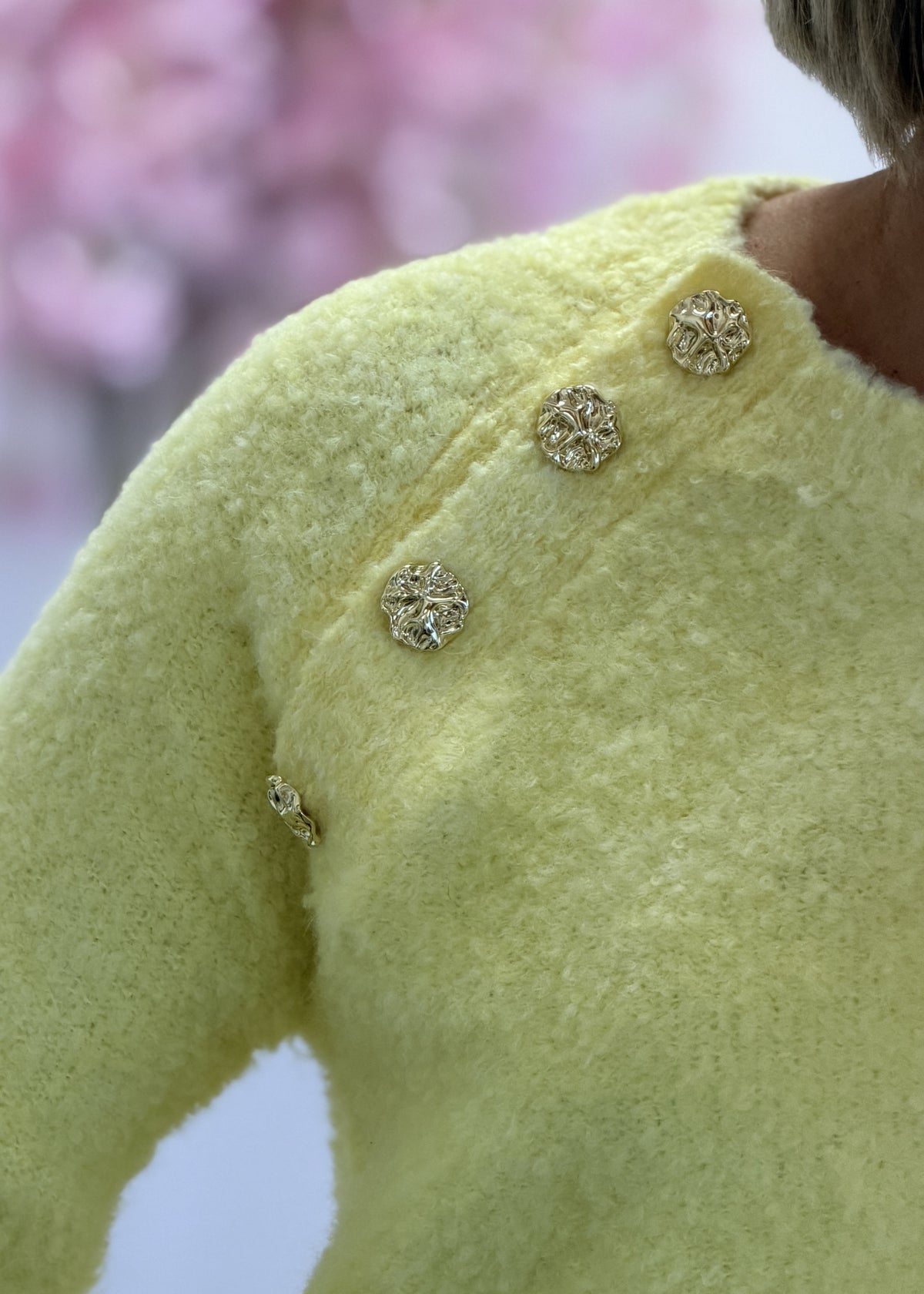 Pull bouclettes jaune à boutons dorés